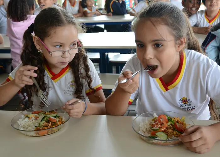 A terceira parcela de 2022 do Pnae, Programa Nacional de Alimentação Escolar já está disponível nas contas correntes das secretarias de educação de estados, municípios e do Distrito Federal. 

No total, o Fnde , Fundo Nacional de Desenvolvimento da Educação, transferiu mais de R$ 360 milhões aos entes federativos.


Diariamente, são servidas mais de 50 milhões de refeições por meio do PNAE, beneficiando cerca de 40 milhões de alunos.

 

São atendidos pelo programa os alunos de toda a educação básica matriculados em escolas públicas, filantrópicas e entidades comunitárias, conveniadas com o poder público., Receitas simples e rápidas, Receitas fáceis e Comida rápida prática , em, Brasil