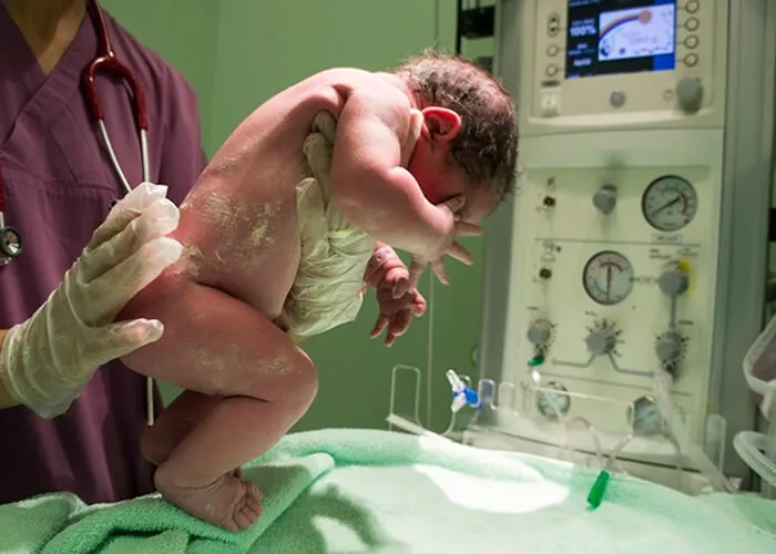 A incubadora é um equipamento essencial na Unidade de Terapia Intensiva Neonatal (UTI Neonatal), projetada para oferecer um ambiente seguro e controlado para recém-nascidos prematuros. Esses bebês frequentemente apresentam peso baixo, imaturidade orgânica e dificuldade para manter a temperatura corporal. A incubadora proporciona aquecimento regulado, umidade e proteção contra infecções, replicando, na medida do possível, as condições intrauterinas., UTI Neonatal, Recém-Nascido Prematuro e Cuidados Neonatais, em, Brasil
