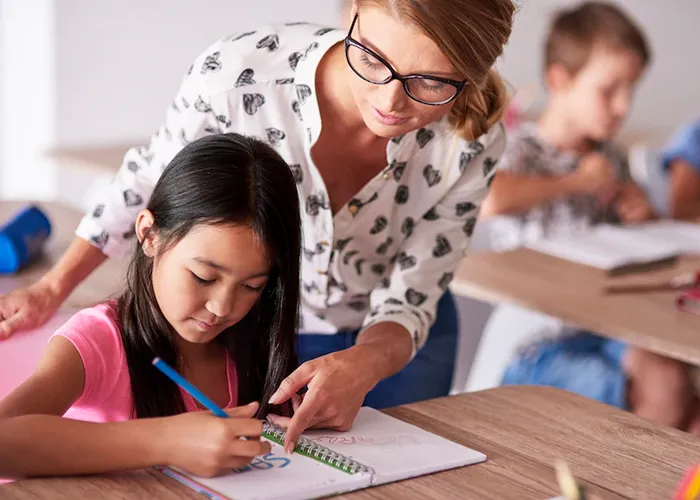 O Sistema da Universidade Aberta do Brasil está com mais de 130 mil vagas abertas em cursos voltados, principalmente, para a formação de professores da educação básica. A maioria deles nas áreas de Pedagogia, Letras, Matemática e Educação Física, além de 220 especializações, nas áreas de Gestão Escolar, Informática, Métodos e Técnicas de Ensino e Saúde na Educação.

Criado em 2006, o Sistema UAB leva a universidade pública a locais distantes e isolados do País pela modalidade educação a distância (EaD). As informações sobre os cursos da universidade aberta podem ser encontrados no botão Ir abaixo:, Bolsa Estudo Inscrição, Graduação Matemática e Cursar Educação Física, em, Brasil