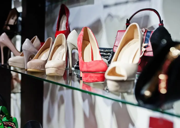 Chegou a nova coleção de sapatos, deixe seu look ainda mais elegante.


Grande promoção de sapatos femininos casuais, sapatos da moda de várias marcas e modelos, aqui você encontra os melhores sites de compras de sapatos femininos.

Os sapatos femininos mais vendidos na atualidade, são sapatos que não podem faltar na sua coleção:
    
Tênis clássico.
Rasteirinha.
Bota preta de cano curto.
Sandália de tiras.
Flat fashionista.

Você ainda pode encontrar grade variedades de sapatos femininos conformáveis scarpin que são vendidos direto na fábrica a  preço muito barato.


, Sapatos Femininos Confortáveis, Sapatos de Couro Feminino e Calçados de primavera, em, Brasil