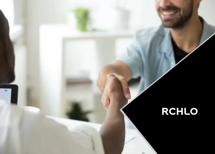 Existimos para conectar desejos a realizações. E você escolher a Riachuelo para fazer a sua carreira acontecer é uma realização para a gente!

Aqui, nossos mais de 40 mil RCHLOVERS encontram o melhor ambiente para se transformarem e se desenvolverem junto com a gente. Afinal, somos moda, varejo, tech, logística, financeira, indústria e a maior empresa de moda da América Latina! 

Vamos juntos construir o maior ecossistema de moda, lifestyle e produtos financeiros do Brasil!

Nosso time de Loja está em busca de um Assistente de Atendimento para compor a equipe!

Lembramos que nossas oportunidades são para todos. Na Riachuelo, você encontra um ambiente diverso, com respeito e empatia, em que cuidamos dos RCHLOVERS.

Main responsibilities

Os desafios da função são:
• Responsável por realizar o atendimento ao cliente e venda dos produtos financeiros;
• Atender o cliente em todos os pontos de contato;
• Executar os processos operacionais do crediário;
• Oferecer o cartão Riachuelo e os produtos financeiros para todos os clientes;
• Conhecer e buscar o cumprimento de metas estabelecidas.

Requirements and skills

É muito importante que você tenha e/ou saiba:
• Ensino Médio Completo;
• Identificação com o varejo de moda;
• Disponibilidade de horário, inclusive nos finais de semana;
• Desejável vivência anterior em processos de negociação.

Additional information

E quais são os benefícios?
• Assistência médica;
• Assistência odontológica;
• Seguro de vida em grupo;
• Totalpass;
• Parcerias educacionais;
• Descontos na Riachuelo;
• Vale Refeição ou Alimentação;
• Vale Transporte;
• Participação nos lucros e resultados., Cadastre seu Curriculo, Vagas na Riachuelo e Cartão Riachuelo, em, Brasil