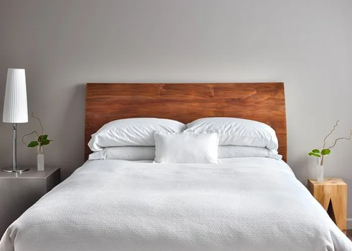 À primeira vista, usar roupas de cama totalmente brancas em um hotel pode parecer um pouco absurdo. Afinal, o tecido branco é o mais fácil de manchar.

Antes da década de 1990, lençóis coloridos eram usados em hotéis. As peças coloridas podem facilmente esconder as manchas, se houver. Em 1990, os hotéis Westin popularizaram a roupa de cama branca. Eles pesquisaram e descobriram que as pessoas preferem roupa de cama limpa e fresca. A cama branca criou um efeito "halo" e fez os hóspedes pensarem que seu quarto estava fresco e limpo para eles.

No entanto, existem outras razões para isso:

Porque eles parecem e se sentem tão limpos, eles também dão a impressão de luxo - mesmo que o próprio hotel seja bastante barato;

Quando o pior acontece e a cama está muito manchada, os lençóis brancos são bastante fáceis de branquear. (as peças coloridas se branqueadas deixariam manchas);

Toda a roupa suja (toalha/lençóis) pode ser jogada na máquina de lavar sem se preocupar com as cores;

Por causa da cor branca, é fácil para o pessoal de serviço identificar a roupa suja, de uma só vez;

A cor branca dá uma sensação boa para dormir.
, Hospedagem Hotéis Westin, Melhores Ofertas de Hotéis e Relaxar em um Hotel Maravilhoso?, em, Brasil