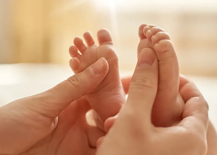 O exame diagnosticava seis doenças raras. Em 2021, o Governo Federal ampliou para 50 o número de doenças detectadas pelo Teste do Pezinho, um exame feito a partir do sangue coletado do calcanhar do bebê,  e oferecido gratuitamente pelo Sistema Único de Saúde (SUS) em todas as maternidades do País. , Revista Digital de Saúde, Informações sobre doenças raras e Arquivos saúde infantil, em, Brasil