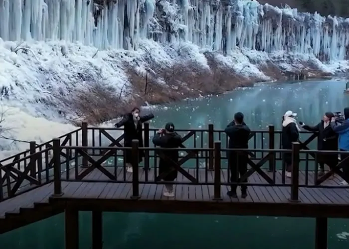 Imagens incríveis feitas por um drone em 20 de dezembro mostram enormes estalactites de gelo que se formaram ao longo de um penhasco na Área Cênica de Tongtianxia em Shanxi, China. As montanhas Taihang, geralmente verdejantes, se converteram em um país das maravilhas do inverno devido a uma queda repentina de temperatura., Trabalho na china, Comprar da China e Emprego na China, em, Brasil