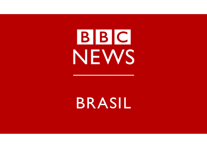 Assim como em muitos países da América Latina, alho e cebola estão na base da culinária das Filipinas. O hábito de refogar com os dois ingredientes remonta ao período da colonização pela Espanha, que se estendeu entre 1521 e 1898 e acabou influenciando a gastronomia do país.

Há quase um mês, contudo, a cebola virou artigo de luxo para os filipinos. Literalmente: após uma disparada nos preços, ela passou a custar mais do que carne bovina e de frango.

O quilo da cebola roxa e da branca chegou nesta semana a 600 pesos filipinos, aproximadamente R$ 55. Corte de carne mais caro da lista de produtos monitorados pelo governo, a alcatra de boi custava, no mesmo período, 480 pesos filipinos (R$ 44); o frango inteiro, 220 pesos (R$ 20).

    Inflação de quase 100%: preços praticamente dobraram na Argentina em 2022

O valor é superior ao do salário mínimo diário nas Filipinas, que gira em torno de 500 pesos (R$ 46), variando a depender do setor. 

Com a alta de preços, as autoridades do país chegaram a apreender contrabando da hortaliça. Em um deles, do início de janeiro, o equivalente a 17 milhões de pesos (R$ 1,58 milhão) em sacas de cebola foi interceptado em um carregamento da China declarado como sendo de roupas.

Nas redes sociais, os filipinos têm se manifestado com mensagens de indignação em relação ao governo, que veem como tendo uma parcela de culpa na situação atual, e com bom humor.

"Tchau chocolates, olá cebolas. A cebola está virando uma das melhores lembranças de viagem com que você pode presentear um filipino", disse um filipino, que vive nos Estados Unidos, em um post no Twitter.

"Estamos trazendo cebolas em vez de chocolates de volta da viagem à Arábia Saudita", escreveu outro. 

Também em viagem aos Estados Unidos, outro usuário compartilhou a imagem de um vidro de cebola em pó: "Como a cebola virou ouro nas Filipinas, queria comprar desses daqui pra dar de presente, mas já fui a cinco supermercados e todos estão sem estoque. Perguntei a uma atendente e ela disse: Ah, os turistas filipinos têm comprado muitos desses. Me pergunto por quê…" 

 ROLEX DELA PENA/EPA-EFE/REX/Shutterstock, Baixe 100 receitas, Receitas especiais e Melhores Pratos
