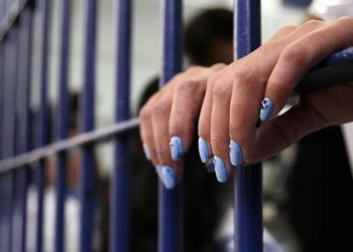 Uma mulher identificada como Suzana Marineide da Silva Pontes que foi presa acusada de mandar matar o próprio marido para se beneficiar de uma apólice de seguro de vida no valor de R$ 1,2 milhão, foi indiciada novamente pelo mesma crime contra o antigo companheiro. De acordo com informações do site O Dia, a Polícia Civil descobriu que em 2019, ela teria mandado assassinar o outro parceiro com o apoio do que ela mandou matar recentemente. 

A mulher foi capturada em Unamar, no distrito de Tamoios (RJ), durante a Operação Viúva Negra nesta terça-feira (31). Contra a mulher, havia um mandado de prisão temporária por homicídio simples.

O companheiro mais recente assassinado, Jonas Ribeiro da Silva foi morto a tiros em um distrito de Cabo Frio, na Região dos Lagos, no dia 20 de novembro do ano passado. , Seguro para marido , Seguro de vida  e Seguro família, em, Brasil
