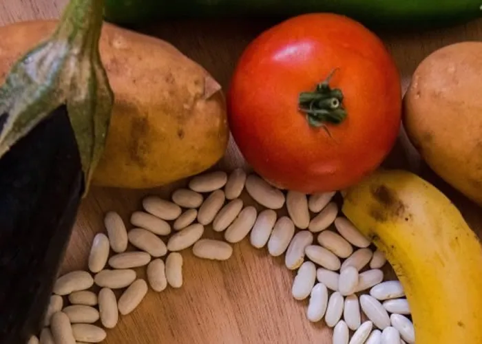 Um estudo feito por pesquisadores poloneses sugere que berinjelas, tomates e batatas podem ajudar no tratamento de cânceres. Estes legumes possuem algumas propriedades de combate a tumores: os glicoalcalóides. Estas substâncias químicas naturais também encontradas em pimentas, goji berries e mirtilos.

Os cientistas acreditam que os glicoalcalóides, compostos bioativos em vegetais, também podem ajudar os pacientes a reduzir os efeitos colaterais provocados pela quimioterapia, como perda de cabelo, náusea e fadiga. 

Magdalena Winkiel, da Universidade Adam Mickiewicz, em Posnânia, na Polônia, comandou um grupo de pesquisadores para reexaminar as propriedades das plantas medicinais. Sua equipe revisou as evidências sobre glicoalcalóides — compostos abundantes na família de plantas Solanacease, que inclui batatas, tomates e berinjelas.

Nas doses corretas, esses produtos químicos podem ser "ferramentas clínicas poderosas", disse a equipe de Winkiel. O estudo se concentrou em cinco glicoalcalóides — solanina, chaconina, solasonina, solamargina e tomatina — que Winkiel acredita que poderiam ser usados ​​para desenvolver drogas no futuro.

As descobertas, apresentadas na revista científica Frontiers in Pharmacology, detalham que a solanina demonstrou impedir que produtos químicos potencialmente cancerígenos efetivamente virassem causadores de câncer dentro do corpo humano.

Estudos em um tipo específico de célula de leucemia também mostraram que, em pequenas doses, a solanina as mata. Enquanto isso, a chaconina tem propriedades anti-inflamatórias, com potencial para tratar a sepse, disse a equipe.

A solamargina pode impedir a reprodução das células cancerígenas do fígado, sugeriram pesquisas. Os cientistas dizem que pode ser um tratamento complementar — nunca um substituto da quimioterapia — crucial porque tem como alvo as células-tronco cancerígenas, que desempenham um papel significativo na resistência aos medicamentos contra o câncer.

Acredita-se que a solasonina funcione de maneira semelhante.

A tomatina apoia a regulação dos ciclos celulares do corpo, ajudando o corpo a matar as células cancerígenas, de acordo com os resultados.

Mas ainda não houve pesquisas sobre como estas substâncias químicas naturais podem combater o câncer em células humanas.

Segundo Winkiel, é importante realizar novas pesquisas para confirmar quais glicoalcalóides são "seguros e promissores o suficiente para serem testados em humanos".

"Cientistas de todo o mundo ainda estão procurando por drogas que serão letais para as células cancerígenas, mas ao mesmo tempo seguras para células saudáveis. Não é fácil, apesar dos avanços da medicina e do poderoso desenvolvimento de modernas técnicas de tratamento. É por isso que vale a pena voltar às plantas medicinais que foram usadas anos atrás com sucesso no tratamento de várias doenças", afirmou a especialista, em comunicado. , Receitas fáceis, Receitas minuto e Baixe 100 receitas, em, Brasil