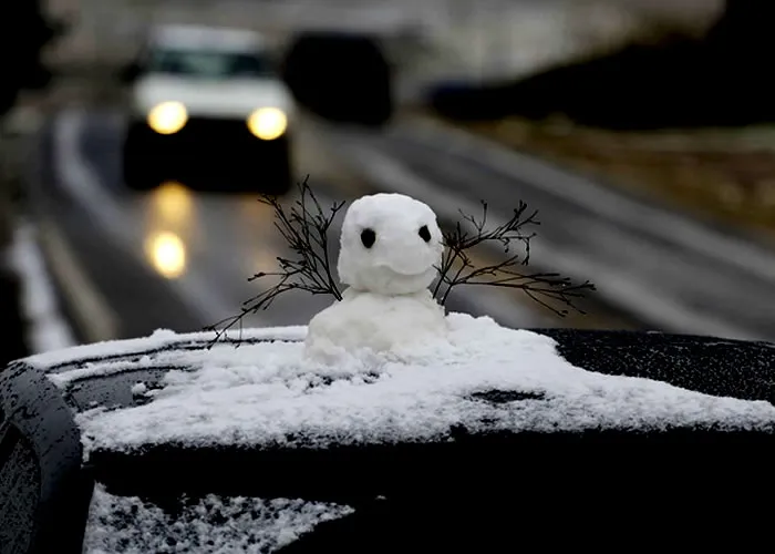 A queda brusca das temperaturas será causada por uma frente fria seguida de uma forte massa de ar de origem polar.


Frio intenso e atípico em quatro regiões do Brasil, especialmente no sul, onde há possibilidade de neve. Essa é a previsão climática para novembro segundo o Inmet, Instituto Nacional de Meteorologia. A queda brusca das temperaturas será causada pela passagem de uma frente fria seguida de uma forte massa de ar de origem polar.



Já na segunda-feira, dia 31 de outubro, o frio chega no Rio Grande do Sul e parte de Santa Catarina e, até o fim do dia, vai avançar por todo o território catarinense. Também serão afetados o Paraná, o centro-sul do Mato Grosso do Sul e parte de São Paulo. A previsão indica, no início da próxima semana, queda em torno de 15°C na Região Sul.



Entre a noite de segunda-feira (31) e a madrugada de terça (1º de novembro), também há uma pequena possibilidade de neve entre o Planalto Sul Catarinense e a região dos Aparados da Serra, no Rio Grande do Sul.



A massa de ar frio continuará se deslocando para o Sudeste, Centro-Oeste e Norte do país entre segunda-feira e terça-feira. O sul dos estados de Minas Gerais, Espírito Santo, Mato Grosso, Goiás e Amazonas também vão registrar baixas temperaturas, assim como todo o Rio de Janeiro.



A massa de ar frio deve atuar no Brasil até o fim da semana, com possibilidade de temperaturas negativas e geadas até quinta-feira (3), principalmente, nas áreas mais altas da Região Sul.
, Pacote Gramado, Resort All Inclusive e Férias em Gramado, em, Brasil