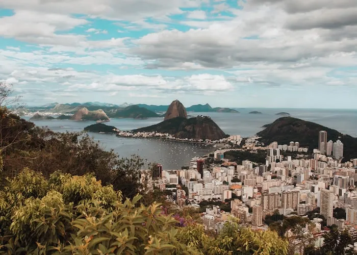 Foram certificadas duas cidades de cada região do país: Brasília (DF) e Campo Grande (MS); Recife (PE) e Salvador (BA); Rio de Janeiro (RJ) e Angra dos Reis (RJ); Florianópolis (SC) e Curitiba (PR); Rio Branco (AC) e Palmas (TO).

10 cidades brasileiras receberam, nessa terça-feira (23), os certificados de “Destinos Turísticos Inteligentes em Transformação”. Entre as localidades estão a capital federal, Brasília, e Florianópolis, em Santa Catarina.

De acordo com o Ministério do Turismo, o projeto-piloto teve como objetivo estabelecer diretrizes e um formato nacional para transformar destinos turísticos em territórios mais atrativos, com a oferta de melhores experiências e serviços mais acessíveis, seguros e comprometidos com a sustentabilidade.

Segundo a pasta, um Destino Turístico Inteligente tem como foco a incorporação de novas tecnologias, alinhadas a estratégias de marketing, sustentabilidade e acessibilidade.

Os locais foram selecionados a partir de critérios como conectividade, disponibilização de internet pública gratuita e índices de empreendedorismo e de desenvolvimento humano., Promoção de passasgens, Hotéis Rio de Janeiro e Melhores destinos , em, Brasil