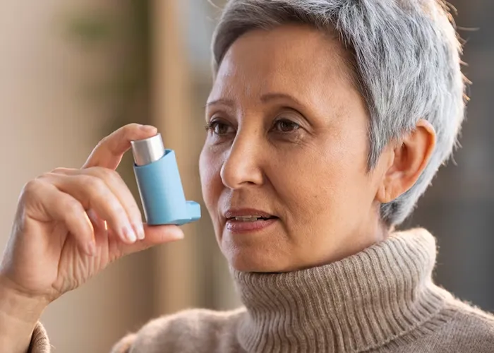

Asma é uma das doenças respiratórias crônicas mais comuns, juntamente com a rinite alérgica e a doença pulmonar obstrutiva crônica. As principais características dessa doença pulmonar são dificuldade de respirar, chiado e aperto no peito, respiração curta e rápida. Os sintomas pioram à noite e nas primeiras horas da manhã ou em resposta à prática de exercícios físicos, à exposição a alérgenos, à poluição ambiental e a mudanças climáticas.

Vários fatores ambientais e genéticos podem gerar ou agravar a asma. Entre os aspectos ambientais estão a exposição à poeira e barata, aos ácaros e fungos, às variações climáticas e infecções virais (especialmente o vírus sincicial respiratório e rinovírus, principais agentes causadores de pneumonia e resfriado, respectivamente). Para os fatores genéticos - característicos da própria pessoa -, destacam-se o histórico familiar de asma ou rinite e obesidade, tendo em vista que pessoas com sobrepeso têm mais facilidade de desencadear processos inflamatórios, como a asma.

A doença pode ser controlada e o Sistema Único de Saúde (SUS) oferta o tratamento. Para isso, a orientação é que o paciente procure uma Unidade Básica de Saúde (UBS). Lá, o profissional de saúde terá todas as orientações relacionadas ao tratamento e à prevenção de crises, o que inclui entender os sintomas e sinais de agravamento da doença.


Asma tem cura?

A asma não tem cura, mas com o tratamento adequado os sintomas podem melhorar e até mesmo desaparecer ao longo do tempo. Por isso é fundamental fazer acompanhamento médico correto e constante, a maioria das pessoas com asma pode levar uma vida absolutamente normal. 



Asma pode matar?

Sim, a asma pode matar em casos extremos e raríssimos. Quando a crise está muito intensa e não é feito o tratamento correto, a asma pode levar à morte. Se a pessoa tiver alguma outra complicação clínica (problema de saúde), o corpo pode ficar ainda mais debilitado. No surgimento dos primeiros sintomas, procure um médico imediatamente.



, Asma tem cura, Asma Grave e Medicação asma, em, Brasil
