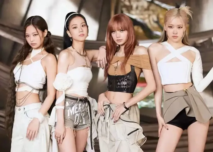 Blackpink é um grupo musical sul-coreano formado pela YG Entertainment em 2016. O grupo é composto por quatro integrantes: Jisoo, Jennie, Rosé e Lisa. Elas são conhecidas por seu estilo musical que combina elementos do K-pop, hip-hop e música eletrônica.

O Blackpink lançou seu single de estreia, "Square One", em agosto de 2016, apresentando as faixas "Whistle" e "Boombayah". Desde então, elas ganharam grande popularidade tanto na Coreia do Sul quanto internacionalmente. Algumas de suas músicas mais conhecidas incluem "Ddu-Du Ddu-Du", "Kill This Love", "How You Like That" e "Ice Cream" (em colaboração com a cantora americana Selena Gomez)., Girl group blackpink, Tudo sobre blackpink e Emprego na Coreia do Sul, em, Brasil