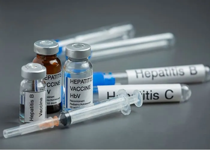 Existem vários tipos de hepatite, que podem ser causados por diferentes agentes etiológicos e fatores. Veja os  tipos mais comuns de hepatite.

Hepatite A (HAV)

É uma infecção viral do fígado causada pelo vírus da hepatite A. Geralmente é transmitida através da ingestão de água ou alimentos contaminados. A hepatite A é uma infecção aguda, mas é raramente grave e geralmente se resolve sem causar danos permanentes ao fígado.

Hepatite B (HBV)

Causada pelo vírus da hepatite B, essa forma de hepatite pode variar de uma infecção aguda a uma infecção crônica que pode levar a problemas de saúde a longo prazo, como cirrose e câncer de fígado. A hepatite B é transmitida através de contato com fluidos corporais infectados, como sangue ou relações sexuais desprotegidas.

Hepatite C (HCV)

O vírus da hepatite C é a causa da hepatite C. Ela também pode se tornar crônica e, se não for tratada, pode levar a danos hepáticos significativos, como cirrose e câncer de fígado. A hepatite C é transmitida principalmente pelo contato com sangue contaminado.

Hepatite D (HDV)

O vírus da hepatite D requer a presença do vírus da hepatite B para causar infecção. É uma infecção mais grave que a hepatite B sozinha e é transmitida da mesma forma que a hepatite B.

Hepatite E (HEV)

Similar à hepatite A, a hepatite E é transmitida por via fecal-oral, muitas vezes devido à água ou alimentos contaminados. Geralmente, é uma infecção aguda e é raramente crônica.
, Graduação enfermagem, Bolsa estudo enfermagem e Concurso enfermagem, em, Brasil