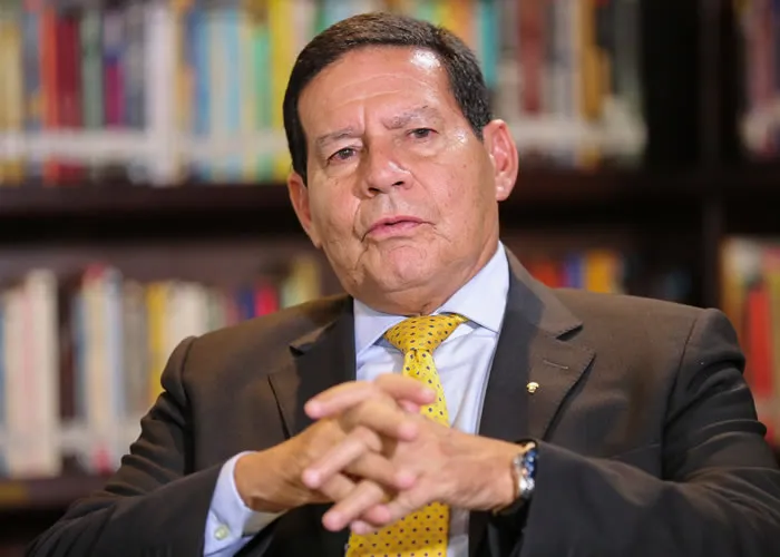 De acordo com o Inciso VI do art. 26-C da Lei 13.844/2019 (alterada pela Lei 14.074 de 14 de outubro 2020), fica convocada a Rede Nacional Obrigatória de Emissoras de Rádio e Televisão, para o pronunciamento do Senhor Presidente da República em exercício, Hamilton Mourão, a ser realizado neste sábado, dia 31/12/2022, às 20h com o tempo estimado de 7.00" (sete minutos). A Geração ficará a cargo da EBC., Vagas de emprego, Concursos abertos e Passagens baratas , em, Brasil