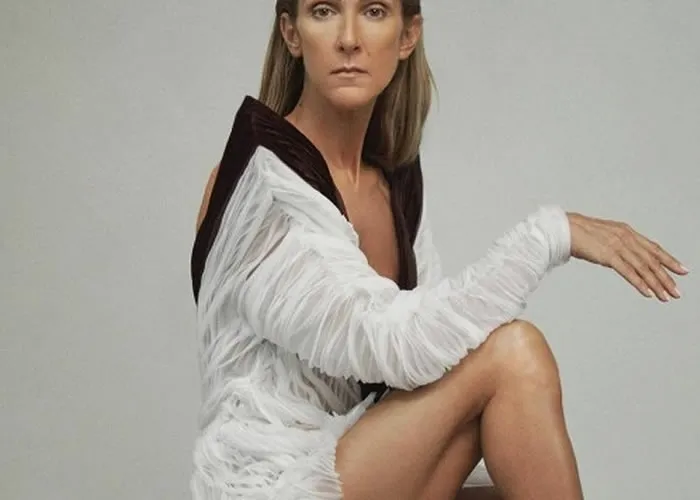 A cantora Celine Dion usou as redes sociais na manhã desta quinta-feira para revelar que foi diagnosticada com uma doença neurológica rara. Chamada de síndrome de stiff-person, ou Síndrome da Pessoa Rígida (SPR) é caracterizada por tensionar e causar rigidez nos músculos, além de espasmos dolorosos.

“Enquanto ainda estávamos entendendo o que era essa rara doença, nós sabemos agora que era ela que estava causando todos os espasmos que eu estava tendo. Infelizmente, esses espasmos afetam todos os aspectos da minha vida diária. Às vezes causam dificuldades para eu andar e não me permitem usar minhas cordas vocais para cantar do jeito que eu estou acostumada a cantar”, afirmou a cantora que precisou cancelar oito shows e adiar outros para o início do ano que vem. 

O que é a síndrome?

Extremamente rara, estima-se que a doença afete cerca de uma a duas pessoas por milhão. A condição é caracterizada por espasmos persistentes, abrangendo vários músculos diferentes, especialmente os dos membros inferiores e do tronco – quando as pernas são afetadas, o paciente começa a andar como um soldado porque não consegue movimentar muito bem seus músculos e articulações.

Costuma surgir entre os 40 e 60 anos de idade apresentando-se, inicialmente, como espasmos intermitentes que evoluem, tornando-se contínuos. Somente cerca de 5% dos casos ocorrem na infância ou adolescência.

Como ela se manifesta

A síndrome da pessoa rígida doença pode se manifestar de 6 formas diferentes, são elas: a forma clássica, ou seja, quando afeta a região lombar e as pernas; forma variante, ao atacar somente um membro, mas resulta em uma postura distônica ou para trás; forma rara quando a rigidez acontece em todo o corpo. As manifestações ainda podem ocorrer com uma desordem do movimento funcional, com parkinsonismo generalizado e paraparesia espástica hereditária.

Normalmente, o paciente diagnosticado com essa síndrome, possui outras doenças autoimunes, como diabetes tipo 1, tireoide ou vitiligo. Apesar de ser rara, ela possui tratamento e pode ser curada, entretanto, pode ser demorado.

Sintomas

Além da rigidez e dos espasmos dolorosos, que são os principais sintomas da doença, o paciente, pode apresentar fortes dores nas articulações, principalmente nas costas e coluna. A rigidez acentuada também pode causar ruptura das fibras musculares, luxações e fraturas ósseas. A pessoa também pode cair com frequência porque não consegue se movimentar e se equilibrar de forma adequada.

Também é comum haver deformidades nos braços e nas pernas devido à presença destes espasmos, se a doença não for tratada.

Tratamento

A condição precisa ser tratada com o uso de medicamentos prescritos por especialistas. Em alguns casos, o paciente precisa ser internado na UTI para garantir o bom funcionamento de outros órgãos, como o coração, pulmão e rins durante o tratamento. Todo o processo pode varias de semanas a meses.

A transfusão de plasma e o uso de anticorpo monoclonal anti-CD20 (rituximab) também podem ser indicados e tem bons resultados., Tratamento espasmos, Tratamento faciais e Natura Chronos, em, Brasil