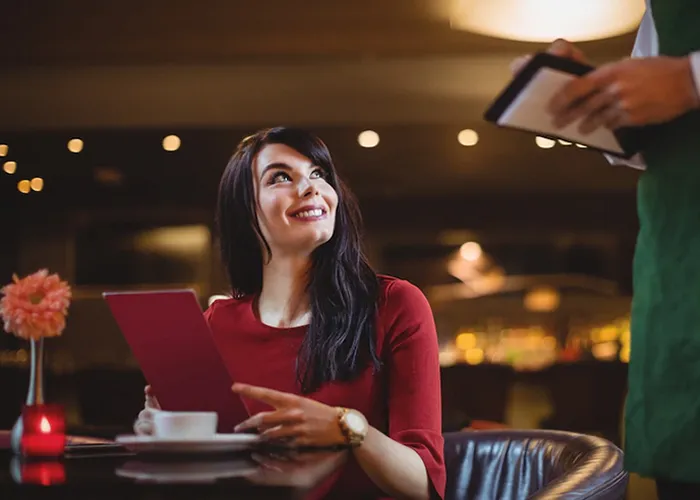 Descrição da vaga

Garantir a satisfação do cliente por meio do atendimento de excelência, atuando sempre nos principais pontos de atendimento das lojas do Grupo Nova Era.

Responsabilidades e atribuições

    Atender clientes ofertando informações sobre produtos, visando prevenir situações que causem insatisfação ou reclamação;        
    Assegurar adequadas condições de abastecimento de produtos, identificação preço, atendimento dentre outros;        
    Zelar pela higiene e apresentação das mesas;
    Anotar sugestões de clientes e apresentar ao superior imediato para tratativas;
    Anotar encomendas;
     Confeccionar cestas personalizadas;
     Participar de reunião de alinhamento de atividades e processos;        
     Atender o cliente de forma presencial ou via telefone;
    Realizar atividades correlatas à função.



Requisitos e qualificações

    Ensino médio completo.
    Disponibilidade para jornada de trabalho 6x1. 

Informações adicionais

Benefícios oferecidos pela empresa: 

    Vale Transporte 
    Plano de Saúde 
    Plano Odontológico 
    Seguro de vida 
    Refeição no local , Auxiliar de Logística, Auxiliar de confeitaria e Auxiliar de cozinha, em, Brasil