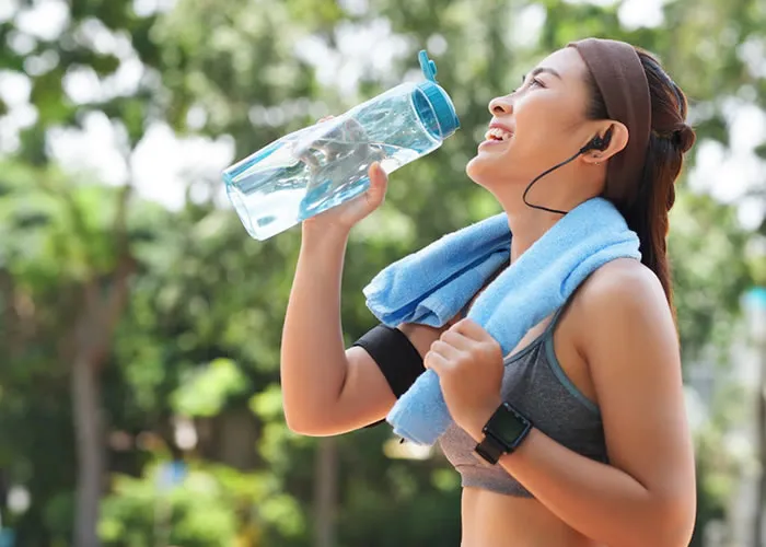 O esporte é uma parte importante da vida humana. É uma maneira de gastar e energia, tornando as pessoas mais saudáveis e felizes. Muitos aspectos tornam os esportes interessantes,  a competição, o sentimento de conquista e, o mais importante, os esportes. Os esportes são praticados em estádios, campos e outros locais onde haja água. O esporte é uma atividade especialmente dependente da água porque a maioria dos esportes envolve muito suor. Consequentemente, os jornalistas esportivos usam o tema da hidratação para descrever as condições nas quais um evento esportivo ocorre.
 
Durante eventos esportivos, os atletas devem se manter hidratados para se manterem saudáveis. 

Primeiro, eles precisam beber muita água antes e durante os jogos. em seguida, devem comer refeições bem balanceadas para que tenham energia suficiente para se exercitar por longos períodos de tempo. Praticar exercícios sem comer causa cãibras musculares e fadiga. Finalmente, após o exercício, os atletas devem repor os líquidos perdidos bebendo bastante água. Dessa forma, eles podem se manter hidratados e saudáveis durante os exercícios. 

Os líderes de equipe devem garantir que seus jogadores se mantenham hidratados durante os treinos. Eles precisam manter bastante água disponível para seus atletas beberem durante os treinos. Na verdade, muitas competições exigem que cada equipe carregue pelo menos dois galões (7 litros) de água com eles durante os jogos. Além disso, os treinadores devem manter muita comida disponível para seus jogadores comerem durante os treinos. Uma refeição pesada ajudará os atletas a se recuperarem de sessões de exercícios extenuantes, também aumentará sua capacidade física. Os treinadores devem elogiar os jogadores que se saem bem e punir os que apresentam baixo desempenho, colocando-os em garrafas de água ou jogando bolas molhadas neles. Qualquer pessoa que pratique esportes regularmente sabe como é importante uma hidratação adequada. Muitos atletas bebem pouca água todos os dias, o que causa tontura, sede e fadiga. Além disso, as pessoas que não se exercitam com frequência suficiente tornam-se especialistas em má hidratação e tendem a beber pouca ou nenhuma água. Isso os deixa vulneráveis durante a atividade e os torna propensos a problemas de saúde, como insolação ou insuficiência renal. Para evitar esses problemas, as pessoas que praticam esportes regularmente devem beber muita água todos os dias.

A hidratação é muito importante durante a atividade esportiva,  não apenas para os atletas, mas também para os espectadores e instrutores. Os líderes de equipe devem garantir que seus jogadores estejam bem hidratados antes de iniciar qualquer exercício físico. Eles também devem manter bastante água disponível para os próprios treinos e competições. Em última análise, a hidratação é essencial para todos os que gostam de qualquer tipo de exercício físico!
, Hidratação corpo, Hidratação Profunda e Saúde e estética, em, Brasil