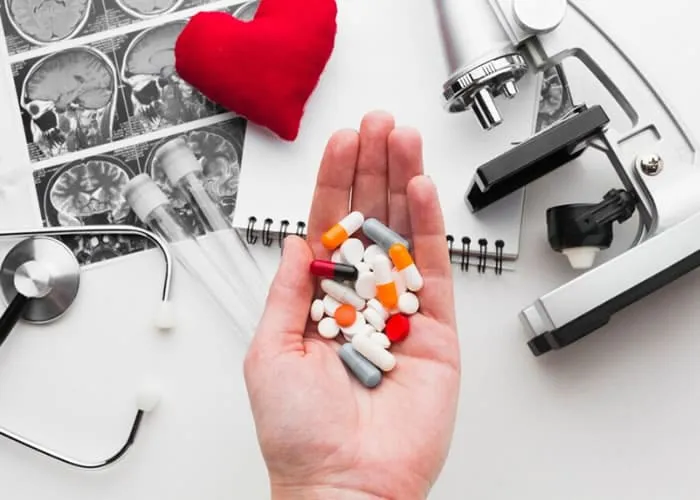 A farmacologia na enfermagem é uma disciplina que se concentra no estudo dos medicamentos e seu uso em contextos de cuidados de saúde. Ela abrange a compreensão dos efeitos dos medicamentos no corpo, os processos de administração segura, monitoramento dos efeitos colaterais e interações medicamentosas, além do papel do enfermeiro na promoção do uso racional e seguro dos medicamentos.


Vamos explorar alguns conceitos relacionados à farmacologia, dose, biodisponibilidade e bioequivalência.

A Farmacologia sua definição é o estudo dos medicamentos, incluindo a investigação de sua origem, propriedades químicas e físicas, efeitos bioquímicos e fisiológicos, mecanismos de ação, usos terapêuticos e toxicidade.


A dose refere-se à quantidade de um medicamento administrada a um paciente em um determinado período. Pode ser expressa em unidades de peso (como miligramas) ou em unidades de volume (como mililitros).


Biodisponibilidade é a fração da dose administrada de um medicamento que atinge a circulação sistêmica na forma inalterada e a velocidade com que isso ocorre. Em outras palavras, é a quantidade e rapidez com que um medicamento se torna disponível no local de ação após administração.

Fatores influentes na biodisponibilidade

Via de Administração

A forma como um medicamento é administrado (oral, intravenosa, intramuscular, etc.) afeta sua biodisponibilidade.

Metabolismo de Primeira Passagem

Quando um medicamento é metabolizado pelo fígado antes de entrar na circulação sistêmica, sua biodisponibilidade pode ser reduzida.

Bioequivalência

Definição

Bioequivalência refere-se à semelhança de biodisponibilidade entre duas formulações do mesmo fármaco. Duas formulações são consideradas bioequivalentes se elas são farmacologicamente equivalentes ou terapeuticamente equivalentes.

Testes de Bioequivalência

São realizados estudos comparativos entre a formulação de referência (geralmente um produto já existente e aprovado) e uma formulação em teste para garantir que não haja diferenças significativas em termos de biodisponibilidade.

Importância

A bioequivalência é especialmente crucial para medicamentos genéricos, onde é essencial garantir que a versão genérica do medicamento seja tão eficaz e segura quanto a versão de referência.

Estudo dos Medicamentos

A farmacologia na enfermagem envolve a compreensão aprofundada dos medicamentos, incluindo sua classificação, mecanismo de ação, efeitos terapêuticos e colaterais.

Administração Segura

Os enfermeiros são responsáveis pela administração segura dos medicamentos aos pacientes. Isso inclui a compreensão das doses adequadas, vias de administração apropriadas e a monitorização dos pacientes para possíveis reações adversas.

Avaliação do Paciente

Os enfermeiros devem avaliar os pacientes quanto a fatores como histórico médico, alergias, condições pré-existentes e outros medicamentos que estão sendo usados. Essa avaliação é crucial para evitar interações medicamentosas prejudiciais.

Educação ao Paciente

Parte do papel do enfermeiro é educar os pacientes sobre os medicamentos que estão tomando. Isso inclui explicar os efeitos esperados, os possíveis efeitos colaterais, a importância de seguir as orientações do médico e outros aspectos relacionados ao uso adequado dos medicamentos.

Monitoramento Contínuo

Os enfermeiros monitoram os pacientes para avaliar a eficácia do tratamento e detectar qualquer efeito colateral ou reação adversa. Isso é crucial para ajustar o plano de cuidados conforme necessário., Bolsa enfermagem, Bolsa medicina e Cursos de enfermagem, em, Brasil