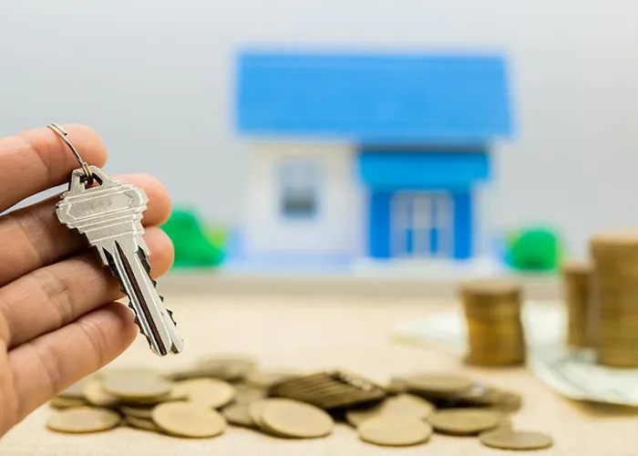 Resultado histórico representa aumento de 17,8% em relação ao mesmo período de 2021 e de 92,7%, quando comparado ao primeiro trimestre de 2018

A Caixa Econômica Federal anunciou resultado histórico no crédito imobiliário no 1º trimestre deste ano. As contratações com recursos da poupança (SBPE) somadas às do Programa Casa Verde e Amarela (PCVA), com recursos do FGTS, totalizaram, de janeiro a março de 2022, R$ 34,4 bilhões, representando um aumento de 17,8% em relação ao mesmo período de 2021. Se comparado ao primeiro trimestre de 2018, o crescimento é de 92,7%.

Nas duas modalidades, no primeiro trimestre do ano, mais de 546 mil pessoas realizaram o sonho de ter a casa própria. Foram mais de 136 mil unidades financiadas no período.

Os dados foram divulgados pelo presidente do banco, Pedro Guimarães, nesta quinta-feira (28).

A CAIXA também anunciou que novas contratações de crédito imobiliário para pessoa física, com recursos da poupança, os clientes contam agora com período de carência de até 6 meses no financiamento de imóveis novos e usados em três opções de linhas de financiamento.

Haverá também a abertura da linha destinada às empresas. A partir de segunda-feira (02/05), já estará disponível a contratação para clientes pessoa jurídica, com taxas a partir de 3,15% a.a, somadas à remuneração da poupança. O prazo é de até 180 meses.

E a partir de 18 de maio, a CAIXA lança o Novo Plano Empresário CAIXA, que amplia, estratégias para o setor., Simulador imobiliário, Consignado Caixa e Leilão imóveis , em, Brasil