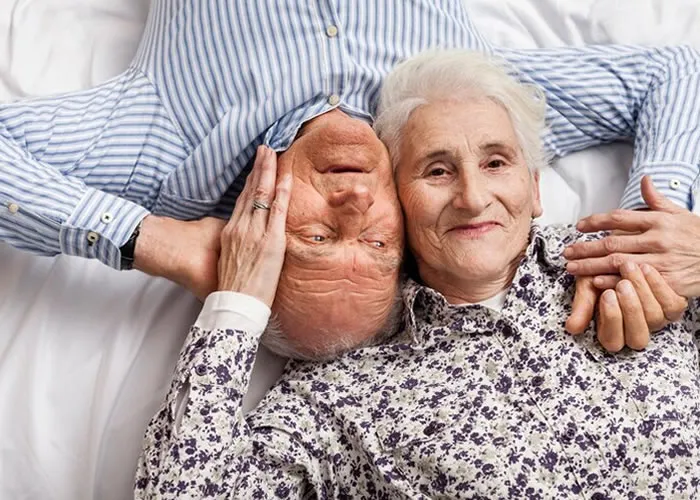 Condições como osteoartrite, desgaste natural das articulações e lesões acumuladas ao longo dos anos são algumas das principais causas.

Neste artigo, exploramos como os idosos lidam com esses desafios e as melhores estratégias para aliviar as dores no joelho., Pessoa idosa, Senescência  e Hábitos saudáveis , em, Brasil