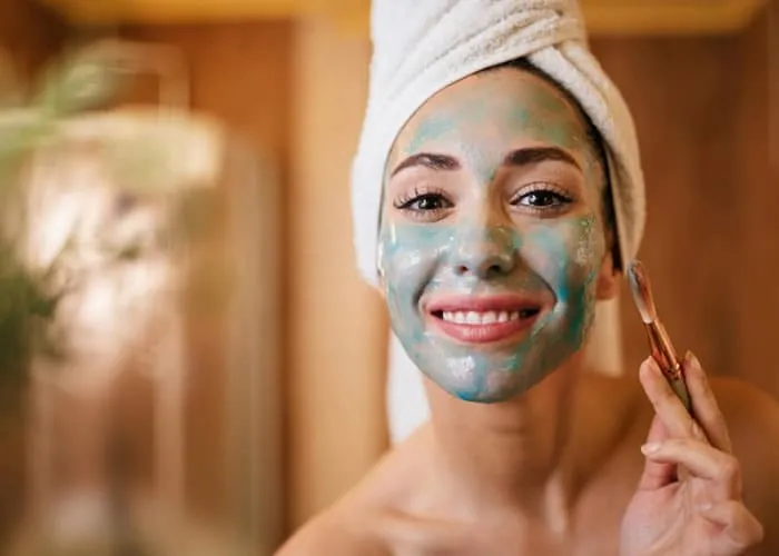  Veja alguns tipos comuns de máscaras faciais caseiras e suas finalidades.

Máscara Esfoliante

Essas máscaras geralmente contêm ingredientes como açúcar, sal, aveia, café moído, ou outros esfoliantes naturais. Elas ajudam a remover células mortas da pele e promovem uma aparência mais suave e fresca. Use máscaras esfoliantes uma ou duas vezes por semana, dependendo do seu tipo de pele.

Máscara de Folha (Sheet Mask)

As máscaras de folha são embebidas em soro ou essências ricas em ingredientes benéficos para a pele. Elas são ótimas para hidratação, iluminação e nutrição da pele. Pode usá-las conforme necessário, mas geralmente uma vez por semana é suficiente.

Máscara Hidroplástica (Hydrogel Mask)

As máscaras hidroplásticas são feitas de gel e são especialmente boas para reter a umidade na pele. Elas são úteis para hidratação profunda e podem ser usadas em momentos de pele ressecada ou desidratada. O uso pode variar dependendo das necessidades da pele. , Máscara facial hidratante, Máscara facial argila e Máscara facial babosa, em, Brasil