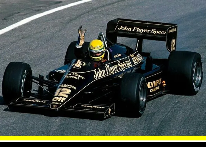 Quatorze milésimos de segundo, essa foi a diferença que levou Ayrton Senna na lótus a vencer Midel Mansel na Williams. grande prêmio da Espanha de mil novecentos e oitenta e seis. 

A terceira vitória da carreira do piloto brasileiro é considerada uma das suas corridas mais espetaculares na fórmula um. A primeira competição da temporada aconteceu no Brasil com a vitória de Nelson Piquet. 

A Espanha que estava há quatro anos sem receber um grande prêmio sediou a segunda corrida do campeonato. No circuito de La Fronteira, Ayrton Senna largou na Pole Position,  era a nona vez que o brasileiro saía na ponta e a centésima poli da lótus. 

No início da corrida não parecia uma ameaça já que terminou a primeira volta em quinto lugar. Mas o piloto da Willians acabou conquistando a liderança na quadragésima volta. a essa altura, Nelson Piquet já havia abandonado a pista por problemas no motor. 

Faltando menos de dez voltas para o final da corrida, Mansel precisou fazer uma parada. Já a cena optou por seguir adiante. Mesmo com o desgaste dos pneus.

No total de setenta e duas voltas do GP da Espanha, cena com sua lótus ficou na liderança por quarenta e nove voltas. E o britânico Nadio Mansel ficou por vinte e três. A disputa entre os dois foi apertada a cada curva do final do GP. mas o brasileiro conseguiu manter a posição e cruzar a linha de chegada na frente. Depois de vencer o grande prêmio da Espanha, Sena assumiu a liderança do campeonato à frente de Nelson e Alan Pro. 
, Ingresso GP do Brasil, Comprar Ingresso Online e Reserve sua Passagem , em, Brasil