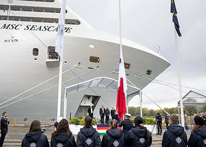 
O novo navio contará com uma variedade de espaços ao ar livre, perfeitos para cruzeiros pelo Caribe
    
Este será o segundo navio de cruzeiros a ingressar na frota da Companhia em 2022, que chegará a 21 navios

O MSC Seascape apresentará algumas das mais recentes e avançadas tecnologias ambientais disponíveis atualmente, confirmando o compromisso da MSC Cruzeiros com a sustentabilidade

A MSC Cruzeiros recebeu ontem, dia 16 de novembro, oficialmente seu mais novo navio repleto de opções de divertimento, o impressionante MSC Seascape – o maior navio de cruzeiro a ser construído na Itália. A entrega ocorreu na presença de Gianluigi Aponte, fundador e Presidente Executivo do Grupo MSC. Também estiveram presentes na cerimônia Pierfrancesco Vago, Presidente Executivo da MSC Cruzeiros, Pierroberto Folgiero, CEO do estaleiro Fincantieri, além de outras autoridades regionais e locais, dignitários, importantes parceiros, agentes de viagens e imprensa. Durante a cerimônia, que homenageia tradições marítimas centenárias, Cristiano Bazzara, Diretor do estaleiro Fincantieri, entregou ao comandante Roberto Leotta uma ampola contendo a água que tocou pela primeira vez no casco do navio, quando o MSC Seascape navegou pela primeira vez no início deste ano.

 

O CEO da MSC Cruzeiros, Gianni Onorato, disse: “O MSC Seascape é o segundo navio a entrar em serviço este ano e estamos orgulhosos em recebê-lo em nossa moderna frota que terá, até o fim de 2022, 21 navios. O MSC Seascape é o segundo navio Seaside EVO e completa a inovadora classe Seaside. Ele busca conectar os hóspedes com o mar, oferecendo uma variedade de espaços ao ar livre, permitindo que os viajantes desfrutem das belas paisagens do Caribe, onde passará sua temporada inaugural. O design diferenciado do navio, com quase 13.000 m² de espaço ao ar livre e uma ampla promenade à beira-mar que convida os hóspedes a relaxarem e aproveitarem suas férias no Caribe.”

 

Após sua Cerimônia de Inauguração, que acontecerá na cidade de Nova York, no dia 7 de dezembro de 2022, o MSC Seascape navegará para Miami para uma temporada inaugural no Caribe. O navio, com seu design icônico, conta com quase 13.000 m² de espaço ao ar livre, sendo o navio ideal para o clima quente e ensolarado da região. O MSC Seascape será o segundo navio da classe Seaside EVO a entrar na frota da MSC Cruzeiros e o quarto da altamente inovadora classe Seaside, que vem redefinindo as expectativas dos hóspedes para cruzeiros no Caribe desde o lançamento do MSC Seaside, em Miami, em 2017. O MSC Seascape mostra a dedicação da Companhia em oferecer aos hóspedes uma experiência aprimorada com cada novo navio que se junta à frota. Com novas ofertas de entretenimento, tecnologia e design de última geração, além de todos os recursos favoritos dos hóspedes que tornaram a classe Seaside especial, o MSC Seascape promete uma viagem única para os viajantes.

 

Novos horizontes em alto-mar

O MSC Seascape oferecerá uma experiência imersiva que realmente conectará os hóspedes com o mar por meio de seu belo design e seus impressionantes espaços ao ar livre que podem ser usados para relaxamento, experiências gastronômicas e entretenimento.

 

Alguns dos principais destaques incluem:

 

    Entretenimento tecnológico avançado, incluindo o novo ROBOTRON – uma atração eletrizante, que oferecerá a adrenalina de uma montanha-russa em alto-mar, combinada com uma experiência musical personalizada com DJ;

    Seis fantásticas novas produções teatrais e 98 horas de entretenimento exclusivo a bordo;

    700 m² de espaço dedicado para crianças e opções de diversão de última geração, com áreas recém-projetadas para crianças de 0 a 17 anos;

    2.270 cabines, sendo 12 tipos diferentes de suítes e cabines com varandas (incluindo as icônicas suítes de popa apresentadas em todos os navios da classe Seaside);

    11 restaurantes, 19 bares e lounges, com muitas opções para refeições e bebidas ao ar livre;

    Seis piscinas, incluindo uma deslumbrante piscina de borda infinita na popa, com vistas incríveis do oceano;

    O maior e mais luxuoso MSC Yacht Club da frota da MSC Cruzeiros, com aproximadamente 3.000 m² de espaço, com vistas panorâmicas do horizonte da frente do navio;

    Uma ampla promenade à beira-mar com aproximadamente 540m de comprimento, que aproxima os hóspedes do oceano;

    Uma espetacular Ponte dos Suspiros com piso de vidro, localizada 16º andar, que oferece uma vista única do mar.

 

O MSC Seascape oferecerá duas opções de cruzeiros de sete noites, para o ensolarado Caribe, partindo de Miami.

 

    Caribe Oriental: escalas na Ocean Cay MSC Marine Reserve e Nassau, nas Bahamas, San Juan, em Porto Rico, e Puerto Plata, na República Dominicana.

    Caribe Ocidental: escalas na Ocean Cay MSC Marine Reserve, nas Bahamas, Cozumel, no México, George Town, nas Ilhas Cayman, e Ocho Rios, na Jamaica.

A mais recente e avançada tecnologia ambiental

 

O navio contará com as mais recentes tecnologias ambientais, que incluem sistemas de redução catalítica seletiva em cada um dos quatro motores Wartsila 14V 46F para reduzir as emissões de óxido de nitrogênio em até 90%, convertendo o gás em nitrogênio e água inofensivos. O sistema híbrido de limpeza de gases de escape do MSC Seascape removerá 98% do óxido de enxofre de suas emissões.

 

Equipado com os melhores sistemas de tratamento de águas residuais, com padrões de purificação mais altos do que a maioria das instalações de tratamento de águas residuais em terra, o navio também está equipado com sistemas avançados de gerenciamento de resíduos, sistemas de tratamento de água de lastro, aprovados pela Guarda Costeira dos Estados Unidos, sistemas de última tecnologia para a prevenção de descartes de óleo dos espaços de máquinas e várias melhorias de eficiência energética – desde sistemas de recuperação de calor até iluminação LED capaz de economizar energia.

 

O navio conta com um sistema de gerenciamento de ruído irradiado subaquático para reduzir e isolar os efeitos potenciais sobre os mamíferos marinhos., MSC Grand Voyages, Pacotes de Cruzeiros e MSC Caribe, em, Brasil