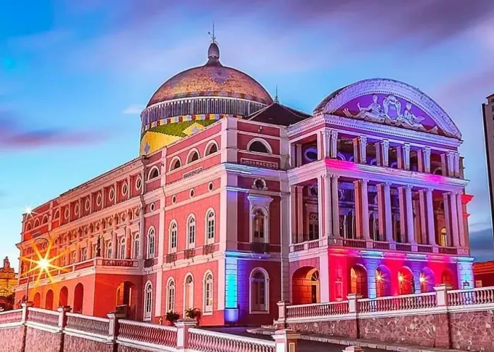 O dólar superando a marca de R$ 6,10 traz impactos diretos para o turismo brasileiro. Enquanto viagens internacionais se tornam mais caras, destinos nacionais ganham fôlego e novas oportunidades surgem para o setor. Este cenário exige adaptações tanto de viajantes quanto de empresas do ramo., Dólar alto, Viagens internacionais e Destinos brasileiros, em, Brasil