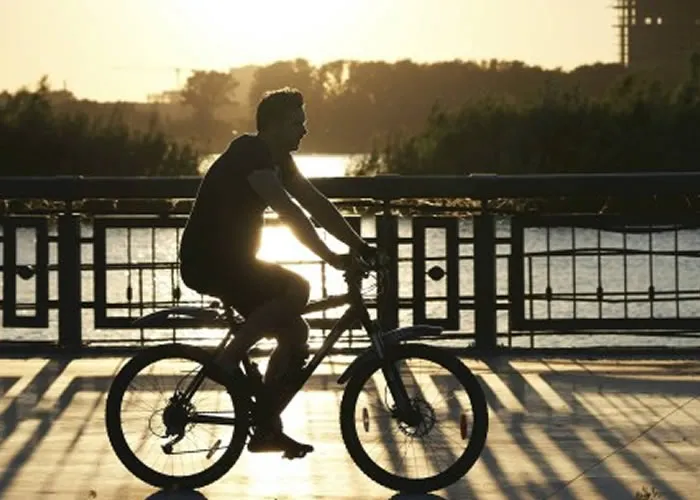 A maior parte das diretrizes de saúde recomenda no mínimo 150 minutos de atividade física moderada por semana para ter uma vida saudável. Também é possível realizar apenas 75 minutos de exercícios vigorosos, como corrida ou natação. Entretanto, muitas pessoas não conseguem incluir essa prática em sua rotina de segunda a sexta-feira e optam por concentrar tudo no fim de semana. Mas será que adianta? Um novo estudo acaba de revelar que sim.

A pesquisa, publicada na revista científica JAMA Internal Medicine, concluiu que pessoas que atingem o nível recomendado de atividade física, seja durante a semana ou no final de semana, apresentam menor risco de morte do que as que fazem menos exercício do que médicos orientam.

A equipe de pesquisadores internacionais, liderada pelo brasileiro Mauricio dos Santos, da Universidade Federal de São Paulo (Unifesp), chegou a essa conclusão após analisar dados de mais de 350 mil pessoas nos Estados Unidos, com idade média de 41 anos. As informações, que incluíam o nível de atividade física, foram coletadas por meio do National Health Interview Survey entre 1997 e 2013.

Eles foram então divididos em três grupos: quem praticava 150 minutos de exercício por semana em um a dois dias; a mesma quantidade em três ou mais dias, ou aqueles que não atingiam essa quantidade de atividade física por semana. Os pesquisadores então acompanharam quantos participantes morreram na década seguinte.

No fim do estudo, 21 .898 dos participantes morreram —6.035 de eventos cardiovasculares como insuficiência cardíaca e 4.130 de câncer. Os resultados mostraram que os “atletas de fim de semana” corriam um risco 8% menor de morrer, em comparação com as pessoas que não completavam 150 minutos semanais de exercício.

Para as pessoas que distribuíram a prática de atividade física ao longo da semana, o risco de morte foi 15% menor em comparação com os inativos. Mas, segundo os autores, não foram encontradas diferenças significativas na mortalidade entre os atletas de fim de semana e os praticantes regulares de exercícios quando o tempo total gasto nessa prática foi considerado.

, Fusion Energy Drink, Os Melhores Suplementos e Rotina saudável, em, Brasil