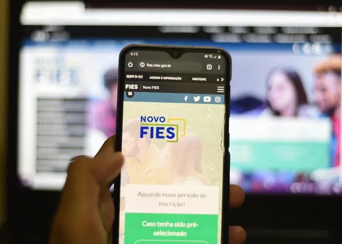 Em menos de dois meses da abertura do prazo de renegociação, quase 155 mil beneficiários do Fies, Fundo de Financiamento Estudantil, que estavam inadimplentes até 30 de dezembro do ano passado, já aderiram ao ajuste dos valores devidos.

A renegociação foi aberta no dia 7 de março e garantiu, até agora, o pagamento de mais de R$ 162 milhões e 900 mil reais aos agentes financeiros do Fies, a Caixa e o Banco do Brasil.

Podem participar do processo beneficiários com contratos assinados até o final de 2017 e que estejam com mais de 90 dias de inadimplência no pagamento das parcelas na data da publicação da Medida Provisória que instituiu a renegociação, 30 de dezembro de 2021.

Segundo o FNDE, Fundo Nacional de Desenvolvimento da Educação, a medida pode beneficiar mais de 1 milhão de financiados.

O prazo para pedir a renegociação vai até dia 31 de agosto deste ano. Para dívidas com mais de 360 dias de atraso, para inscritos no CadÚnico, ou aqueles que tenham sido beneficiários do Auxílio Emergencial no ano passado, estão previstos descontos de 92% no saldo devedor. Os demais participantes do Fies podem ter descontos de até 86,5%.

O saldo remanescente pode ser parcelado em até dez vezes. Para contratos inadimplentes de 90 a 360 dias, o parcelamento pode ser feito 150 vezes ou é possível um desconto de 12% para o pagamento à vista, com isenção de juros e multas.

O processo de renegociação é totalmente digital. Na Caixa, o participante deve procurar o site sifesweb.caixa.gov.br. No Banco do Brasil, a operação pode ser feita pelo aplicativo do banco, clicando em ‘soluções de dívidas’., Bolsas cursos presenciais, Desconto FIES  e Bolsa Internacional, em, Brasil