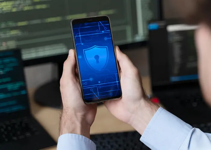 Fique atento(a) aos golpes na internet, principalmente durante a Black Friday. Golpistas usam o phishing pra obter senhas e dados das vítimas pra realizar fraudes em nome delas. 

 Como o golpe é aplicado?

Golpistas, passando-se por lojas grandes e famosas, enviam mensagens, pelos meios digitais, ofertando produtos com valores promocionais. 

As vítimas são orientadas a clicarem em um link pra não perderem uma superoportunidade de compra. Ao clicar, essas pessoas são direcionadas pra uma página falsa, onde serão solicitados senhas e dados pra suposta compra.  

Depois de digitar as informações, elas serão capturadas pelo golpista. Assim, ele consegue realizar fraudes em nome da vítima. 

Use sempre o cartão virtual, disponivel no app, pra realizar compras na internet. Também mantenha ativado o bloqueio do seu cartão de crédito físico pra uso em compras online.

 Confira algumas dicas de prevenção: 
	

Sempre confira se o endereço que aparece na barra do navegador é o mesmo do site verdadeiro;
	

Nunca clique nos links que chegarem em mensagens de promoções. Pra ver a oferta, acesse o site oficial do vendedor, digitando o endereço na barra do navegador;
	

Desconfie de estabelecimentos que aceitam apenas Pix e/ou boleto como forma de pagamento.

Ao suspeitar ou identificar um e-mail, página ou perfil falso em nome do seu banco denuncie., Cartões C6 Bank, Pedir cartão Itaú e Empréstimo no cartão , em, Brasil
