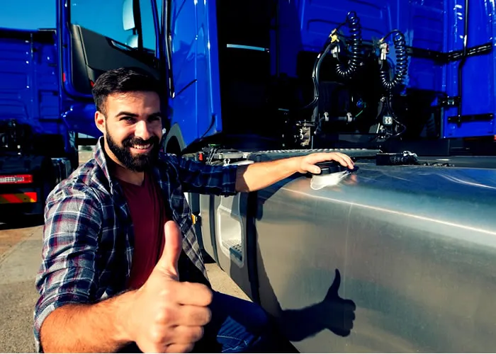 O terceiro lote de pagamento do Benefício Caminhoneiro será liberado neste sábado (24) para mais de 340 mil transportadores autônomos de carga em todo o Brasil. Segundo o Ministério do Trabalho e Previdência, foram pagos até agora, mais de R$ 1 bilhão de recursos.

Os valores serão creditados em conta poupança social digital aberta automaticamente pela Caixa em nome dos beneficiários, com movimentação pelo aplicativo Caixa Tem. Não há necessidade de cadastro ou de envio de dados de conta para o depósito.

Caso o beneficiário não movimente a conta em até 90 dias, os recursos depositados serão recolhidos ao Tesouro Nacional.

Os caminhoneiros que ainda não fizeram a autodeclaração têm até o dia 10 de outubro para fazê-la. No Documento, o transportador deve afirmar que atende aos requisitos legais exigidos para recebimento do benefício e que está apto a realizar, de forma regular, o transporte rodoviário de carga. Também será necessário informar o Renavan, Registro Nacional de Veículos Automotores dos veículos cadastrados junto à ANTT.

A próxima parcela do benefício emergencial para os caminhoneiros será creditada no dia 22 de outubro. , Emprestimo caminhoneiro, Financiamento caminhão e Seu novo caminhão, em, Brasil