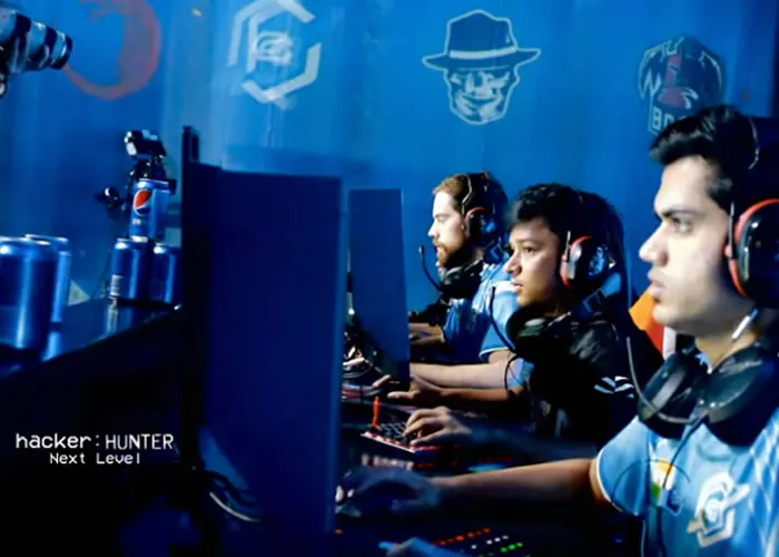 
Nessa altura, jogar online significava essencialmente ir à cafeteria local onde se jogava jogos de vídeo e ganhar 2000 rúpias (24 euros). “Com esse dinheiro, o fim de semana estava garantido, diz Nishant Patel, empresário de jogos online na AFK Gaming.

Em 2018, a chegada do investimento do OpTic Gaming, empresa sediada nos Estados Unidos, mudou radicalmente este cenário.

A importância do OpTic

Era muito importante para mim assegurar-me de que a Índia era um local estratégico. Achava que havia ali um enorme potencial, diz Jesal Parekh, antigo diretor de desenvolvimento global da OpTic Índia.

A empresa concentrou a sua atenção no Counter-Strike, um jogo de vídeo de "tiro na primeira pessoa". Para criar uma nova equipa, organizou provas de seleção em Bangalore. Milhares de jogadores candidataram-se, mas apenas cinco foram selecionados, incluindo um jogador chamado Forsaken.

Embora as pessoas dissessem que ele era suspeito de fazer batota, não tínhamos qualquer prova, ou provas concretas, diz Sabyasachi Bose, um membro da equipa.

Apesar dos sinais de aviso, o grupo prosseguiu e ganhou os jogos de qualificação da Índia para um torneio internacional em Xangai.
A um passo da vitória

No início, as coisas pareciam muito promissoras.

Jogamos no Vietname, um jogo imperdível para nós. Eu estava a jogar um jogo muito bom. Estava a destruir sozinho os meus adversários", diz Sabyasachi.

O OpTic Índia estava a um passo de ganhar, explica Nikhil Hathhiramani, editor-chefe do CSGO2Asia. Estávamos no meio do esquema decisivo quando percebemos que os administradores tinham decidido que deveria haver uma pausa, explica Hathhiramani.

Uma pausa ocorre normalmente quando há um problema técnico, como quando um monitor deixa de funcionar. Mas depressa se tornou claro que algo mais sério se passava: Forsaken tinha sido apanhado a fazer batota.

Traição

Aquele miúdo tinha um botão especial do lado dos comandos. Se ele carregasse nesse botão, a batota era ativada, explica Umesh Kripalani, chefe do departamento de talentos da Caster.

Os seus companheiros de equipa, desclassificados do torneio, foram arrasados. Entretanto, os fãs indianos também se sentiram traídos. Falou-se em espancá-lo no aeroporto, diz Siddharth Nayyar, um empresário de jogos online da AFK Gaming. Não havia outra escolha senão dissolver a equipa", acrescentou.

O incidente teve impacto negativo, mas provocou uma mudança . Percebemos, claramente, que não tínhamos controles e equilíbrios suficientes, diz Nishant Patel.

Com o aumento dos controles, os desportos eletrônicos estão a prosperar. Há 10 anos, ficaríamos muito felizes se alguém nos pagasse um comboio que leva 24 horas a chegar de Bombaim a Bangalore, diz Nishant Patel. Hoje, nada menos que 100 mil dólares é um incentivo para competir, conclui., AFK Gaming Jogos online, Jogar CS onlline e Super CS GO skins, em, Brasil