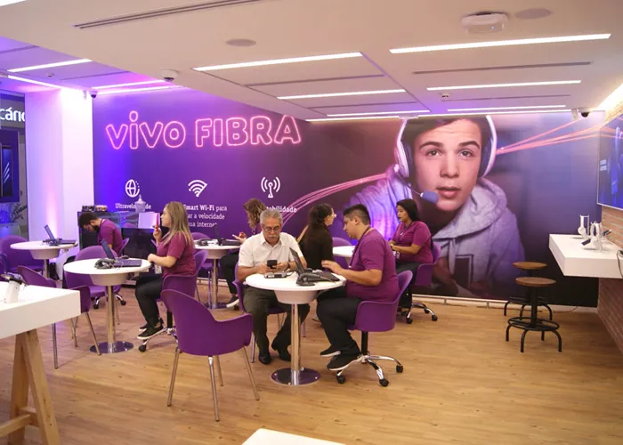 Vagas também para PcD


Um ambiente de trabalho aberto, transparente, que inspira confiança e autodesenvolvimento. É de olho neste cenário que a área de B2C busca entender em profundidade as necessidades dos nossos clientes e transformá-las em uma proposta de valor única. Encantar e fidelizar é o que nos move em nosso dia a dia! Se você ama tecnologia, curte um ambiente dinâmico e trabalho em equipe, seu lugar é com a gente nas lojas da Vivo! Aqui temos prazer em atender e apresentamos todos os serviços que a Vivo tem de conexão para que as pessoas aproveitem a vida ao máximo, através de uma experiência encantadora.

Responsabilidades e atribuições

    Recepcionar o Cliente quando chega na loja e auxiliá-lo na emissão da senha para atendimento, com foco na Jornada de Excelência para o Cliente Vivo;
    Direcionar e tirar dúvidas de Clientes, nos atendimentos iniciais;
    Dar o suporte a equipe de vendas para melhor atendimento do público.

Requisitos e qualificações

    Ensino Médio Completo;
    Experiência no atendimento ao público;
    Domínio do pacote Office;
    Interesse e/ou conhecimento em sistema Android e IOS;
    Compromisso com a qualidade e ética;
    Curtir trabalhar com pessoas e para pessoas, Ser apaixonado (a) por encantar e fidelizar clientes, Disposição para fazer acontecer os resultados Resiliência para encarar os desafios Ser antenado (a) e conectado (a) Ter curiosidade e disciplina para se desenvolver.

Informações adicionais

Na Vivo não medimos esforços em apoiar e valorizar nossos colaboradores! Não são apenas excelentes benefícios, mas também flexíveis. Veja o que ofereceremos* para você:


•Escolher o benefício ideal para você e seus dependentes, numa plataforma digital com diversas categorias de Academia, VR, VA, Auxilio Farmácia, Assistência Médica, Odontológica e Seguro de Vida;

•Celular corporativo. Sim, um smartphone novinho para você!

•Plano de voz e Dados ilimitado! Sim ilimitado! O 4,5G da Vivo é até 10 vezes mais rápido!

•Uma oferta exclusiva da Vivo, com desconto especial em linha fixa, banda larga, TV e apps;

•Terá direito a receber Bônus ou PPR anual;

•Planejará seu futuro através do plano de Previdência Privada; •

Potencializar sua carreira por meio do nosso Programa de Recrutamento Interno, no Brasil ou fora, afinal estamos presentes em mais de 17 países! #VivoMinhaCarreira

•E tem muito mais! Mas, você tem que se candidatar para saber...


*De acordo com a política de elegibilidade determinada pela empresa.

#VEMPRAVIVO Todas as nossas vagas são elegíveis a pessoas com deficiência e/ou reabilitados. Temos uma cultura que valoriza a diversidade, as diferenças e o potencial das pessoas!, Cadastrar Curriculo, Trabalho de recepcionista  e Vagas de emprego em Shopping, em, Brasil