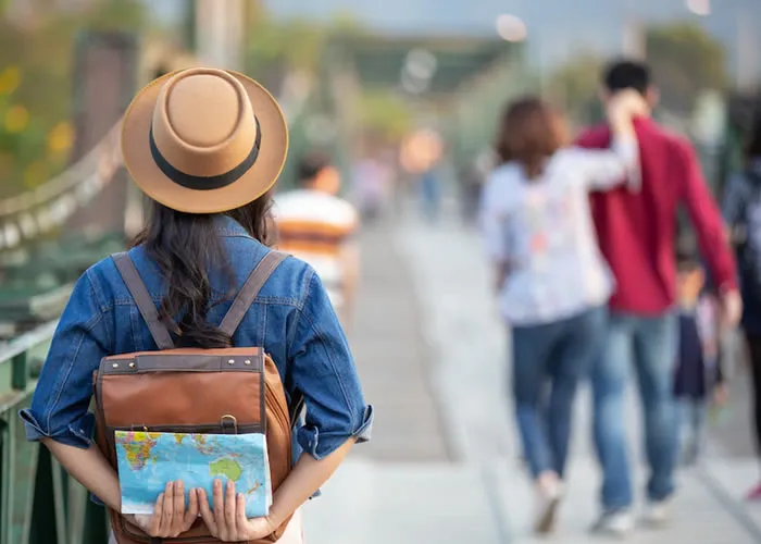 Os dados são da Pnad Contínua e mostram que o lazer foi apontado por 35,7% dos entrevistados como motivo para viajar.

O ecoturismo, a cultura e a gastronomia impulsionaram as viagens pelo país nos últimos dois anos. É o que apontam os dados dos Boletins do Turismo Doméstico Brasileiro - edições de 2021 e 2020, materiais produzidos e divulgados, neste ano, pelo Ministério do Turismo em parceria com o IBGE, o Instituto Brasileiro de Geografia e Estatística.

As informações foram extraídas do Módulo de Turismo da Pnad Contínua, a Pesquisa Nacional por Amostra de Domicílios, e mostram que, no ano passado, o lazer foi apontado por 35,7% dos entrevistados como motivo para uma viagem pessoal, representando um aumento de mais de 2% em relação a 2020, quando esse tipo de viagem motivou 33% dos entrevistados.

O ecoturismo e o turismo de aventura entraram para a lista de motivos que levaram ao aumento das viagens pelo país, com um acréscimo de 5% em relação ao ano anterior: 25,6% das viagens foram motivadas por esses fatores em 2021, enquanto em 2020, o percentual havia sido de 20,5%. Além disso, a cultura e a gastronomia também fizeram parte dos motivos que incrementaram as viagens, passando de 15,5% em 2020 para 16% em 2021.

O comparativo dos anos pesquisados mostra que as viagens nacionais tiveram aumento de 1,3%. Em 2021, 99,3% dos entrevistados fizeram viagens dentro do Brasil. Em 2020, essa proporção ficou em 98%.

O Boletim do Turismo Doméstico Brasileiro de 2021 contou com as respostas de 71 milhões e meio de domicílios no Brasil - 500 mil a mais do que na pesquisa de 2020., Passagem e hospedagem, Roteiros de Aventura e Pacotes de viagem, em, Brasil