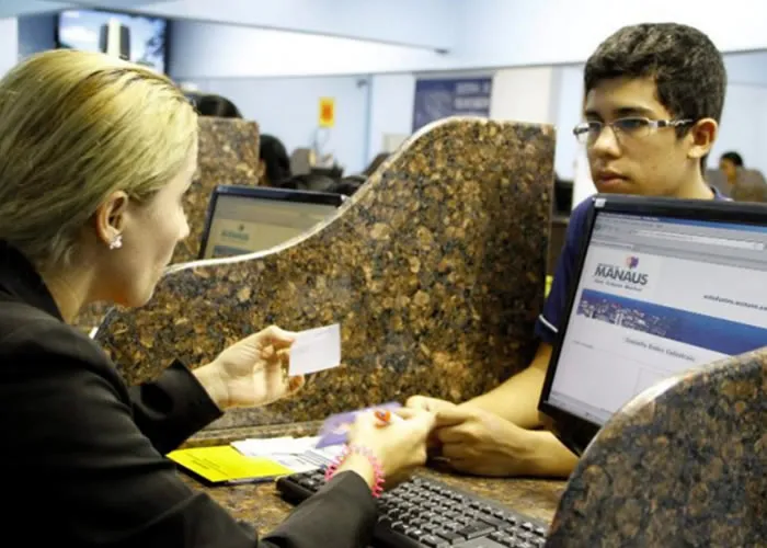 Veja como solicitar a 1ª e 2ª Via da Sua Carteirinha de Estudante.

Ao realizar sua solicitação é preciso fazer o pagamento de R$ 15,00 nos postos do SINETRAM.

Quem não possui o Cartão, deve procurar um dos 9 postos de atendimento do Sinetram, levando carteira de identidade ou certidão de nascimento, fazer o primeiro Cadastro e adquirir o Cartão. É importante aguardar que a instituição de ensino citada pelo aluno. Ainda é possível realizar o pedido da Primeiro Via da Carteirinha de Estudante pelo site acessando AQUI!, clicando em Primeiro Cartão. 

Confirme as informações do cadastro. Com a aprovação do cadastro, o cartão fica desbloqueado e o aluno está apto a comprar os créditos da meia passagem para usá-los no transporte coletivo. 

Para atualizar as informações da sua Carterinha de Estudante acesse o site
estudantes.manaus.am.gov.br

Veja onde realizar seu primeiro cadastro:

01. Sinetram - Av. Constantino Nery No. 476 - Centro
02. Terminal II - Av. Manicoré S/N - Cachoeirinha
03. Terminal III - Av. Noel Nutels S/N - Cidade Nova
04. Terminal IV - Av. Camapuã - Próximo a Bola do Produtor - Jorge Teixeira.
05. Terminal V - Alameda Cosme Ferreira com Grande Circular - São Jose.
06. PAC Alvorada - Avenida Desembargador João Machado, 4922 - Planalto
07. PAC - Compensa - Avenida Brasil, nº 1325 - Compensa
08. PAC - Educandos - Avenida Beira Rio, s/n - Educandos
09. ICHL - UFAM - Universidade Federal do Amazonas - Av. Gen. Rodrigo Octávio Jordão Ramos, 3000, Campus Universitário - Coroado I .


Para 2ª Via Carteirinha de Estudante Manaus.



Para solicitar uma segunda via você precisa comparecer a um dos postos de atendimento realizar o pagamento de R$ 15,00 (Quinze Reais). em caso de extravio e perda fazer um boletim de ocorrência B.O acessando da delegacia interativa, e fazer a atualização dos dados no site do SINETRAM.
Telefone para contato SINETRAM - 2123-0700, Agendamento carterinha de estudante, Recadastrar carteirnha e Crédito carterinha, em, Brasil