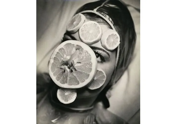 Máscara de frutas meados de 1930


Certamente, ao longo da história, houve uma série de tratamentos e práticas de beleza que hoje consideraríamos bizarros e, em alguns casos, até cruéis.


Veja aqui estão alguns exemplos:

Veneno de chumbo

Na Roma Antiga, o chumbo era usado em uma substância chamada ceruse para branquear a pele. No entanto, o chumbo é altamente tóxico e causava envenenamento crônico quando absorvido pela pele.

Corsets apertados

Durante a era vitoriana, as mulheres usavam corsets extremamente apertados para criar uma cintura fina e uma silhueta ideal. Esses corsets podiam causar danos aos órgãos internos, problemas respiratórios e desmaios.

Sangria

A sangria era uma prática comum na medicina antiga, que envolvia a retirada de sangue do corpo para tratar várias condições, incluindo problemas de pele e saúde. No entanto, frequentemente levava à fraqueza e, em alguns casos, agravava o estado de saúde.

Banhos de mercúrio

No século XVI, banhos de mercúrio eram usados para clarear a pele. O mercúrio é altamente tóxico e pode causar danos neurológicos e outros problemas de saúde.

  , Cirurgia plástica, Clinica Estética e Corset com bojo, em, Brasil