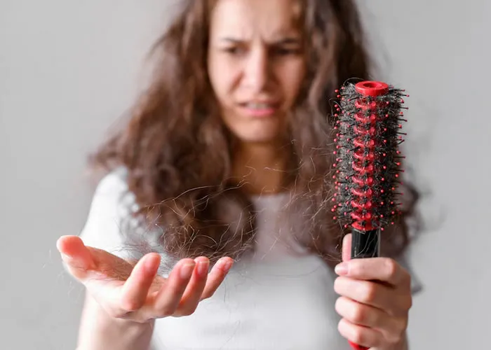 Máscara Capilar Para Queda de Cabelo: O problema de queda de cabelo vai sumir assim. 

Queda de cabelo: A perda de cabelo é um problema tão grande que preocupa uma terceira pessoa. 

Especialmente o cabelo comprido das meninas começa a quebrar mais do que o necessário. Uma vez que o problema da queda de cabelo começa no inverno, não leva o nome de parar. Em tal situação, alguns remédios caseiros provam ser muito eficazes. Aqui está a maneira de fazer algumas dessas máscaras de cabelo ayurvédicas que evitarão que seu cabelo caia. Saiba aqui quais são esses packs de cabelo feitos em casa. 

Máscara de cabelo para parar a queda de cabelo | Máscara Capilar Para Reduzir a Queda de Cabelo 
Máscara de cabelo de banana. 

Juntamente com antioxidantes, potássio e óleos naturais, as bananas ricas em vitaminas são eficazes na prevenção da queda de cabelo. Para fazer uma máscara capilar com ela, pegue uma banana e amasse bem. Adicione uma colher de chá de óleo de coco, uma colher de chá de azeite e uma colher de chá de mel. Lave esta máscara após mantê-la no cabelo por 10 minutos. 

Máscara Capilar de Iogurte 

Pegue uma tigela e misture uma xícara de requeijão nela. Adicione uma colher de chá de vinagre de maçã e uma colher de chá de mel e faça uma pasta. Lave-o após mantê-lo no cabelo por 15 a 20 minutos. Além de prevenir a queda de cabelo, esta máscara também elimina o problema da caspa. 

Folhas de curry máscara de cabelo 

As propriedades desta máscara capilar são muito benéficas para o cabelo. Também é muito fácil de fazer. Cozinhe 10 a 12 folhas de curry em 2 a 3 colheres de óleo de coco. Quando as folhas começarem a estalar e ficarem pretas, então entenda que a receita está pronta. Lave este óleo após mantê-lo no cabelo por 20 minutos. 

Máscara de cabelo de ovo 

Os ovos fornecem proteínas ricas e outros nutrientes ao cabelo, o que os torna fortes e evitam a queda do cabelo. Misture um ovo, uma xícara de leite, 2 colheres de chá de suco de limão e 2 colheres de chá de óleo de coco ou azeite em uma tigela. Lave a máscara de cabelo de ovo após mantê-la por 20 minutos da raiz às pontas do cabelo. O cabelo parece grosso com esta máscara. 

Máscara de cabelo de chá verde 

Misture 2 colheres de chá verde em um ovo e prepare a pasta. Mantenha esta máscara no cabelo por 15 a 20 minutos e depois lave o cabelo. Esta máscara previne a queda do cabelo, limpa o couro cabeludo, remove os radicais livres e promove o crescimento do cabelo. 
, Hidratar cabelos, Hidratação Caseira e Hidratação com babosa, em, Brasil