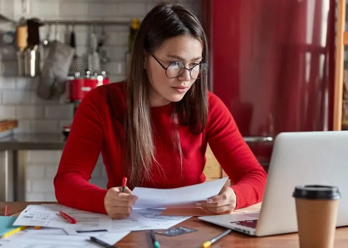 Desenvolver uma atitude financeira ajuda você a viver dentro de suas possibilidades.

A independência financeira é um objetivo admirável de se ter como jovem adulto. Enquanto muitas pessoas sonham em ser financeiramente independentes, poucas realmente conseguem. Uma maneira de aumentar suas chances de alcançar o sucesso financeiro é cuidar bem de suas finanças. Isso o ajudará a permanecer no caminho certo e alcançar suas metas financeiras.

Primeiro, é importante entender para que serve seu plano financeiro. A maioria das pessoas tem um orçamento que usa para administrar suas finanças. O uso dessa ferramenta ajuda você a acompanhar seus hábitos de consumo. Também ajuda a evitar gastos excessivos ou insuficientes a cada mês. Conhecer bem suas finanças ajuda você a administrar melhor seu dinheiro.

Crie um plano financeiro para ajudá-lo a atingir suas metas financeiras.

Em seguida, é importante definir metas financeiras para si mesmo. Muitas pessoas não conseguem atingir suas metas financeiras porque não planejam com cuidado suficiente. Definir metas o mantém motivado enquanto o ajuda a aprender como administrar bem suas finanças. Escolher cuidadosamente quais metas perseguir ajuda você a permanecer no caminho certo e alcançar suas metas financeiras. 

Conhecer seu orçamento permite que você controle suas finanças.

Adotar um estilo de vida frugal é outra maneira de melhorar suas finanças. Viver dentro de suas possibilidades reduz a quantidade de dinheiro que você tem para gastar a cada mês. Isso obriga você a observar o que compra e o incentiva a economizar dinheiro em vez de gastá-lo. Com o tempo, isso leva a um futuro mais seguro financeiramente para você e sua família. 

Finalmente, desenvolver uma atitude de responsabilidade financeira é crucial para quem deseja independência financeira. Pagar suas contas em dia os mantém felizes com suas finanças, deixar de fazer isso pode prejudicar a confiança deles em você como um adulto responsável. Trabalhar para economizar dinheiro protege sua paz de proprietário, bem como o meio ao seu redor.



, Messem Investimentos, Investir na bolsa e Corretora de ações, em, Brasil