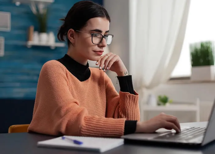 A Secretaria de Governo Digital, lançou o Capacita GOV.BR, que reúne cursos e certificações gratuitas do governo federal sobre transformação digital. 

 

Desenvolvidos em parceria com a Enap, Escola Nacional de Administração Pública, os atuais 74 cursos, dos quais seis inéditos, são voltados, principalmente, para profissionais de órgãos da União, estados e municípios que buscam impulsionar a digitalização dos serviços públicos.

 

 

As capacitações estão divididas em seis áreas do conhecimento: ciência de dados; transformação ágil; liderança e inovação; governança e gestão de Tecnologia da Informação e Cominicação ; segurança e privacidade; e transformação digital. 

 

Os eixos temáticos foram construídos com o objetivo de possibilitar um aprendizado direcionado aos objetivos e habilidades em transformação digital.

 

Os cursos são oferecidos na plataforma da Escola Virtual de Governo (EV.G), com direito a certificações. Qualquer interessado pode se inscrever gratuitamente e não apenas servidores públicos federais, estaduais e municipais., Curso de Liderança e Inovação, Curso Transformação digital e Curso Segurança e Privacidade, em, Brasil