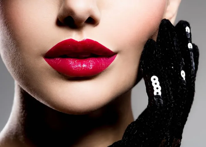 Na hora de montar um look, ter apenas um batom pode ser motivo de desânimo, já que você pode parecer sempre igual. Contudo, se você tiver um batom, já pode se alegrar. Maquiadores ensinam que é possível montar vários efeitos com ele. Além disso, o batom é importante não apenas para a composição da maquiagem. Ele ajuda a proteger e hidratar a boca.

O primeiro efeito possível é o mate. O efeito opaco fica bom em todas as mulheres. Para conseguir esse resultado, basta ter o batom que você vai usar e pó facial ou corretivo. Aplique em pouca quantidade o corretivo em todo o lábio. Passe o batom em seguida. Para finalizar, retire o excesso com um lenço de papel. Outra ideia é finalizar usando o pó facial. Para usar dessa forma, comece passando o batom. Em seguida, com um pincel próprio passe o pó no lábio, em movimento de batidas leves e em pouca quantidade. Se você usar demais, tanto o pó quanto o corretivo, sua boca pode ficar craquelada. Vale lembrar que para usar esse efeito, a boca precisa estar hidratada.
 
Sua segunda opção é o efeito espelhado, que vai dar destaque à boca. E o resultado também é bem simples. Aplique o batom por todo o lábio e passe por cima um gloss, de preferência incolor. Esse efeito é mais indicado para quem tem lábios menores. Outra dica é usar um hidratante para conseguir esse efeito, é só pegar uma quantidade de hidratante da mesma cor do batom, depois faça uma mistura com os dois com a ajuda de um pincel. Aplique em seguida.

O efeito bocão é tendência, já que boca carnuda faz sucesso entre homens e mulheres. Para chegar nesse resultado, após passar o batom, aplique um gloss no canto interno do lábio inferior. Outra técnica é passar o batom com mais intensidade no contorno do lábio e preencher, aplicando o batom com batidas leves com o próprio dedo. Esse efeito pode ser mais usado em festa, já que sai com facilidade e precisa ser retocado sempre.
 
Para quem prefere mais discrição, o efeito natural é o ideal. O efeito natural pode ser conseguido de duas formas. A primeira é molhando o dedo ou um pincel próprio no batom e aplicar no lábio fazendo o movimento clássico de batidinha. Outro modo é passar o batom só uma vez e retirar o excesso com lenço de papel, dando um ar de saúde. Esse efeito é perfeito para trabalho ou ir ao shopping.
 
Ter apenas uma opção de batom não é mais desculpa pra não variar o make. Monte sua maquiagem de acordo com o seu evento, festa ou trabalho, passeio no shopping ou viagem. Leve o batom, sua criatividade e vários efeitos.
,  Conheça Lip+Cheek, Maquiagens e acessórios e Labial Sallve, em, Brasil