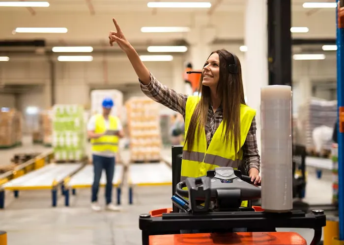 Operar empilhadeira, retirando os paletes com material de produção e transportando para o
estoque. 

Manter as empilhadeiras em boas condições mecânicas de funcionamento, solicitar manutenção e abastecimento, quando necessário.

Cargo:Operador de Empilhadeira
Tipo de Contrato:Temporário
Área profissional:Industrial
Carga-horária:218:45
Benefícios:Rota (Transporte); refeição na empresa e seguro de vida., Vagas abertas, Cadastre seu currículo e Curso operador empilhadeira, em, Brasil