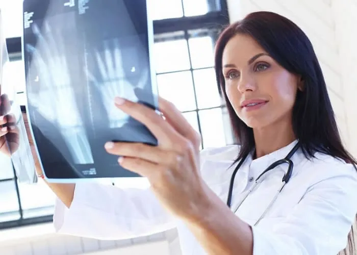 Há muitas carreiras bem remuneradas que não exigem diplomas universitários. Embora a obtenção de um diploma possa abrir portas em muitas áreas, existem várias profissões que valorizam a experiência, habilidades práticas e treinamento específico.

Técnico em Radiologia

Os técnicos em radiologia operam equipamentos de imagem médica, como raios-X, e geralmente precisam de um diploma de associado ou certificado em tecnologia radiológica.

Técnico de Aviação

Técnicos de aviação realizam manutenção e reparos em aeronaves. Eles geralmente obtêm certificações específicas em escolas de aviação ou através de programas de treinamento.

Eletricista

Eletricistas são responsáveis pela instalação e manutenção de sistemas elétricos. Eles geralmente passam por um programa de aprendizado ou escola de comércio.

Mecânico Automotivo

Mecânicos de automóveis realizam reparos e manutenção em veículos. Eles podem se qualificar com certificações ou diplomas de escolas de comércio.

Designer Gráfico

Os designers gráficos criam materiais visuais para impressão e digital. Embora muitos tenham diplomas, um portfólio impressionante e habilidades de design podem abrir oportunidades.

Desenvolvedor de Software

Desenvolvedores de software criam aplicativos e programas de computador. Muitos desenvolvedores bem-sucedidos aprenderam programação por conta própria ou por meio de cursos online.
, Vagas Chef de Cozinha, Vagas Designer Gráfico e Vagas Eletricista, em, Brasil