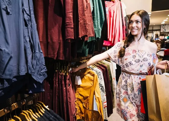 As tendências de roupas baratas para o Natal e o final do ano podem variar de ano para ano, mas algumas opções atemporais e acessíveis incluem:

Vestidos de festa simples

Vestidos de festa em cores clássicas, como vermelho, verde, preto ou dourado, podem ser encontrados a preços acessíveis em lojas de departamento ou online. Opte por estilos simples que possam ser usados em várias ocasiões.

Roupas com brilho

Lantejoulas, paetês e outros tecidos brilhantes são populares durante a temporada de festas. Procure por blusas, saias ou vestidos com detalhes brilhantes que adicionem um toque festivo ao seu visual.

Vestuário de malha

Suéteres de malha podem ser uma escolha aconchegante e econômica para o inverno. Escolha peças em cores festivas e adicione acessórios para dar um toque mais elegante.




, Arrasar no look, Moda natal e Vestidos grife, em, Brasil