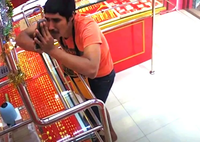Um ladrão levou a pior em Hat Yai, na Tailândia, depois de tentar roubar uma corrente de ouro. O homem tentou fugir mas deu com a cara na porta trancada, e rapidamente fez como se nada tivesse acontecido. Infelizmente para o ladrão, a proprietária não amoleceu e chamou a polícia., Turismo Tailândia, Pacote de viagens e Hotéis de luxo, em, Brasil