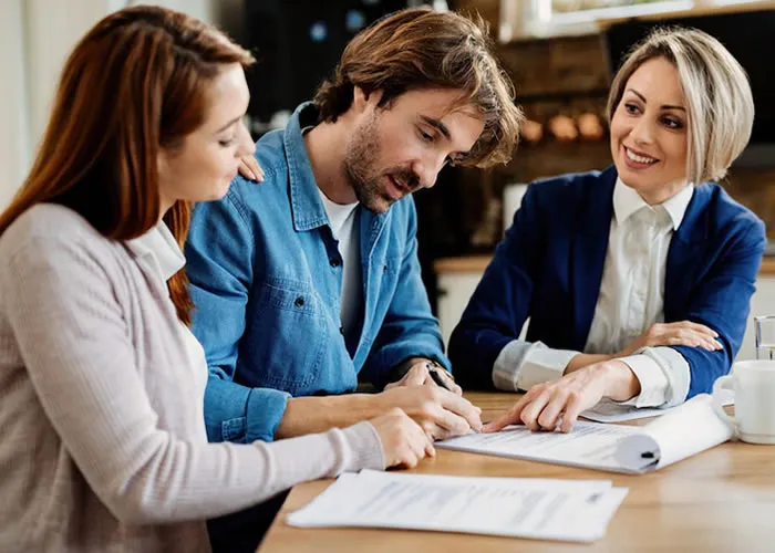 O seguro de vida ajuda as famílias a pagar as despesas quando um ente querido morre

O seguro de vida é um instrumento financeiro que ajuda as famílias a administrar suas responsabilidades financeiras quando um membro querido morre. As despesas de morte são cobertas pelo seguro de vida. Comprar uma apólice de seguro de vida é uma forma de fornecer segurança financeira para você e sua família em caso de tragédia.

A maioria das apólices de seguro de vida tem um limite de quanto pagará no total.

Primeiro, vamos explicar o que é seguro de vida. O seguro de vida é um contrato entre uma companhia de seguros e um indivíduo ou empresa que permite ao comprador pagar as despesas de morte de um segurado nomeado. Além disso, muitas apólices de morte têm um limite máximo de quanto pagarão. Uma reivindicação de morte deve ser apresentada à companhia de seguros dentro de um determinado período de tempo após a ocorrência da morte para fazer uma reivindicação. 

A maioria das apólices de seguro de vida tem um limite de quanto pagará no total.

Muitas pessoas pensam que comprar um seguro de vida é caro, mas não é. A forma mais comum de seguro de vida é um empréstimo contra seus pagamentos futuros de sua própria apólice de seguro de vida. Os prêmios para esse tipo de apólice são geralmente mais acessíveis do que outros tipos de apólices de seguro de vida. 

Algumas apólices têm limites altos e prêmios baixos, o que facilita o pagamento. Outras apólices têm limites baixos e prêmios altos; isso é bom se você tiver uma família grande e precisar de cobertura extra. Um funeral caro pode assustá-lo e fazê-lo pensar que não tem dinheiro suficiente para sustentar seus entes queridos, mas comprar um seguro de vida não custa um braço ou uma perna. Dependendo de suas necessidades, existem vários tipos diferentes de vida apólices de seguro. Por exemplo, funcionários confiáveis podem comprar um seguro de vida por invalidez para que possam se sustentar financeiramente enquanto estiverem incapacitados para o trabalho devido a invalidez ou velhice. Ou os pais podem comprar um seguro de vida por morte acidental para seus filhos, para que não precisem se preocupar em perder suas casas devido a reivindicações de morte acidental de seus filhos. O seguro de vida pode ajudá-lo a apoiar financeiramente aqueles que são importantes para você quando ocorre uma tragédia.

Existem diferentes tipos de seguro de vida para atender diferentes necessidades.

Comprar um seguro de vida protege você e seus entes queridos de dificuldades financeiras quando um ente querido morre inesperadamente. A maioria das apólices tem limites com base em quanto dinheiro você deseja proteger, o que facilita o pagamento. Existem vários tipos diferentes de apólices disponíveis, então pesquise e encontre uma que atenda às suas necessidades!
, Seguro Doenças graves, Seguro para estagiários e Cobertura para AVC, em, Brasil