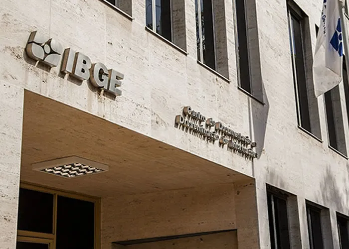 O Instituto Brasileiro de Geografia e Estatística confirmou à Folha Dirigida nesta sexta-feira, 9, que fez um novo pedido de concurso IBGE, com vagas efetivas.

A solicitação teria sido publicada no Diário Oficial da União, segundo a autarquia, no mês de novembro. No entanto, em uma pesquisa pelo sistema, não foi encontrado o pedido. 

Normalmente, as solicitações ocorrem via Sistema Eletrônico de Informações (SEI). Neste caso, Folha Dirigida verificou que, no dia 18 de novembro, um documento foi assinado pelo presidente do IBGE, Eduardo Luiz Gonçalves Rios Neto, e encaminhado ao Ministério da Economia.

No arquivo, que foi destinado à equipe do gabinete de transição governamental, constam dados sobre o quadro de pessoal do IBGE e as necessidades da autarquia. 

O quantitativo de vagas e os cargos necessários, no entanto, não estão disponíveis para consulta. O IBGE, por sua vez, não confirma a oferta, porque aguarda uma resposta do governo sobre a solicitação., Aulas gratuitas IBGE, Edital do IBGE e Concursos abertos, em, Brasil