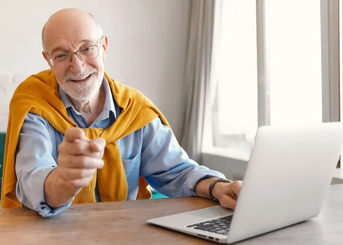 O INSS oferece atualmente mais de 100 serviços ao cidadão, todos já disponíveis nos canais remotos. Para facilitar a vida de quem precisa achar um serviço específico, o menu de serviços disponíveis foi simplificado desde a última segunda-feira (22/08).

Com a nova regra, quem ligar para o 135 ou acessar o Meu INSS não precisará, por exemplo, mais ficar em dúvida entre os serviços “Atualização de Dados Cadastrais” (que servia para atualizar os dados de qualquer pessoa) e “Atualização de Dados do Benefício” (que servia para atualizar dados de quem já recebe benefício do INSS), por exemplo. Bastará escolher o serviço “Atualizar Cadastro e/ou Benefício”, que permitirá atualizar os dados cadastrais faltantes ou que se encontram inconsistentes no Cadastro Nacional de Informações Sociais (CNIS) e/ou no benefício do requerente; e ainda atualizar (incluir/alterar/encerrar) o tipo e código de atividade que o segurado realiza ou realizava.
Veja os novos serviços do Meu INSS e o que cada um deles oferecerá: 
Atualizar Cadastro e/ou Benefício

 – atualizar os dados cadastrais faltantes ou que se encontram inconsistentes no Cadastro Nacional de Informações Sociais (CNIS) e/ou no benefício do requerente;

- atualizar (incluir/alterar/encerrar) o tipo e código de atividade que o segurado realiza ou realizava.
Atualizar Procurador e Representante Legal

- atualizar (incluir/excluir/renovar) o procurador do benefício; e

- atualizar (incluir/excluir/renovar) o representante legal (tutor, curador, administrador provisório) do benefício.
Atualizar Vínculos e Remunerações e Código de Pagamento

 – acerto de vínculo e remuneração; e

– alterar código de pagamento que foi utilizado de maneira equivocada no recolhimento das contribuições.
Atualizar Dados do Imposto de Renda

 – retificar dados ou valores do benefício contidos no Informe de Rendimentos emitido pelo INSS para declaração do ajuste anual do Imposto de Renda (IR);

 – atualizar (inclui/excluir) a quantidade de dependentes para fins de dedução de Imposto de Renda no benefício; e

 – atualizar o tipo de tributação de IR para “exterior” quando há a saída definitiva do(a) segurado(a) do país.
Solicitar Exclusão e Reativação de Empréstimo Consignado Judicial

- será utilizado para cumprir determinação judicial para fins de exclusão ou reativação da consignação decorrente de empréstimo consignado.
Solicitar Emissão de Pagamento não Recebido 

– emitir eventuais valores não recebidos pelo beneficiário; e

– reativar o benefício com status suspenso ou cessado quando cabível.
Solicitar Desistência, Encerramento e Renúncia de Benefício

– Realizar a desistência/cancelamento de um benefício;

– Encerrar (cessar) o benefício, em virtude do óbito do titular; e

– Cessar a cota/benefícios de pensão por morte ou auxílio-reclusão.

Com informações do Instituto Nacional do Seguro Social
, Advogado previdenciário, Advogado INSS e Direito Previdenciário, em, Brasil