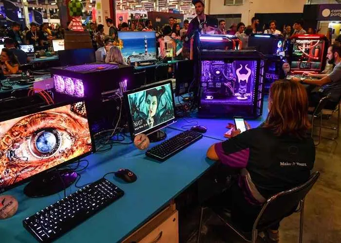 

Brasília está recebendo até domingo (9)  a maior experiência tecnológica do mundo em internet das coisas, cultura maker, educação e empreendedorismo digital. É a quinta edição da Campus Party Brasil.

Os participantes aproveitam cada minuto do evento, inclusive a madrugada, para acompanhar a extensa programação, que inclui palestras com influenciadores e nomes conhecidos do mundo gamer.



O desenvolver de software, Marcos Bezerra, de Brasília, veio ao Campus Party em busca de negócios. Ele participou de uma maratona para criar um aplicativo para um banco.


, Solução Techfin, Vídeos Jogos e gamer e streamer, em, Brasil