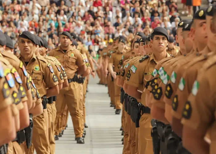 O governo paranaense sancionou uma nova lei que modifica as atuais 11 referências da carreira dos militares, que foram reduzidas para cinco classes, o que acabou agilizando a progressão profissional dessas categorias.

Com as mudanças, o tempo total para um policial militar do Paraná atingir a maior classe da carreira passa a ser de 28 anos –sete anos a menos do que antes, uma redução de 20%. A promoção entre as classes passa a ser a cada cinco anos, mais um ano de efetivo exercício na classe, além das promoções por antiguidade e merecimento.

Principais mudanças

Os militares terão reajustes imediatos de até 23%, além de reajustes fixos nos próximos anos. Além do aumento salarial, os valores de teto da carreira dos militares estaduais será equiparado ao topo da carreira dos policiais civis em 2026.

Entre as alterações está a criação de novas regras para ingressar na carreira militar. A criação do soldado de 3ª classe modificará a aplicação de novos concursos. Será uma condição criada para englobar aqueles que estiverem no curso de formação dos militares., Bombeiros, Apostilas e Vagas, em, Brasil