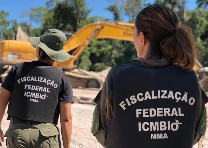 No estado do Amazonas, o Instituto Chico Mendes de Conservação da Biodiversidade (ICMBio) anuncia a realização de um novo processo seletivo, que tem por objetivo o preenchimento de cinco vagas destinadas à contratação de agentes temporários ambientais.



O ICMBio é um órgão federal responsável pela gestão das unidades de conservação federais, além de promover a conservação da biodiversidade e o uso sustentável dos recursos naturais.

Os profissionais serão designados à Coordenação de Emergências Climáticas e Epizootias, no Nível III, na área temática de Emergência ambiental, como Agente Temporário Ambiental que atuará na Coordenação de Emergências Climáticas e Epizootias (COECE).



Para concorrer a uma das oportunidades ofertadas, é necessário que o candidato tenha escolaridade em nível fundamental completo. Ao ser admitido, o profissional será remunerado mensalmente no valor correspondente a 2,5 salários-mínimos vigente, acrescido de auxílios legais.

, Folha dirigida, Apostila ICMio e Apostila  IBAMA, em, Brasil